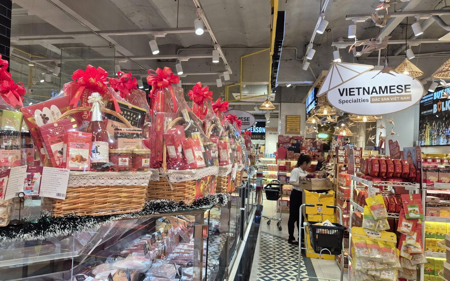 Mua sắm Tết nóng lên từng ngày