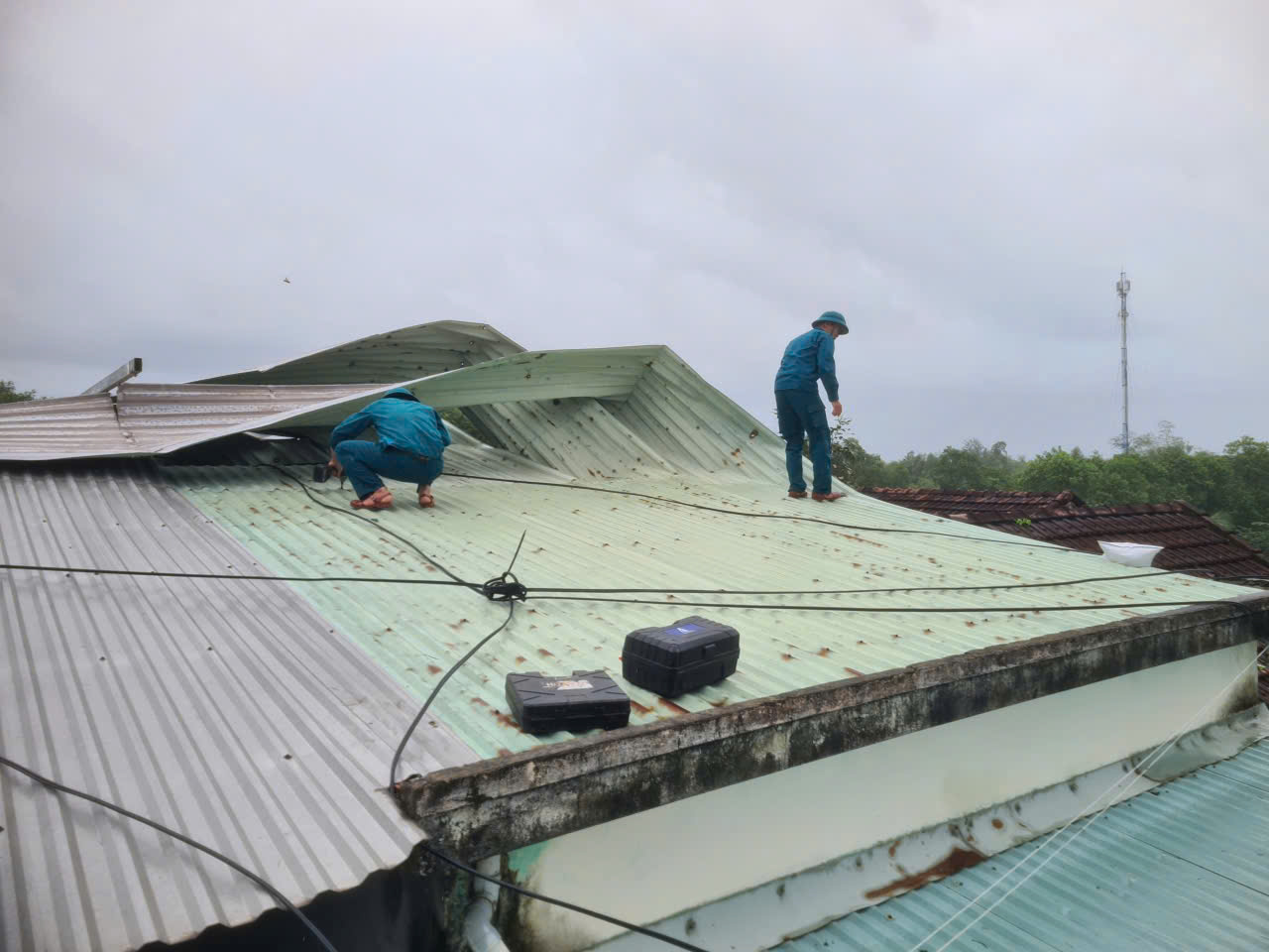 Lốc x&oacute;ay bất ngờ tại Đ&agrave; Nẵng g&acirc;y thiệt hại nặng cho 4 hộ d&acirc;n - Ảnh 2.