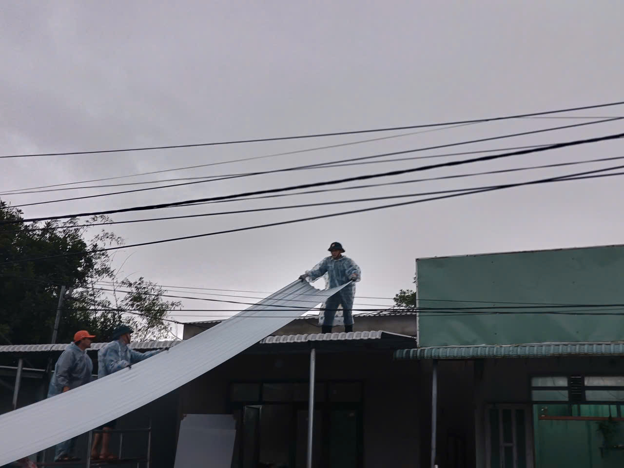 Lốc x&oacute;ay bất ngờ tại Đ&agrave; Nẵng g&acirc;y thiệt hại nặng cho 4 hộ d&acirc;n - Ảnh 5.