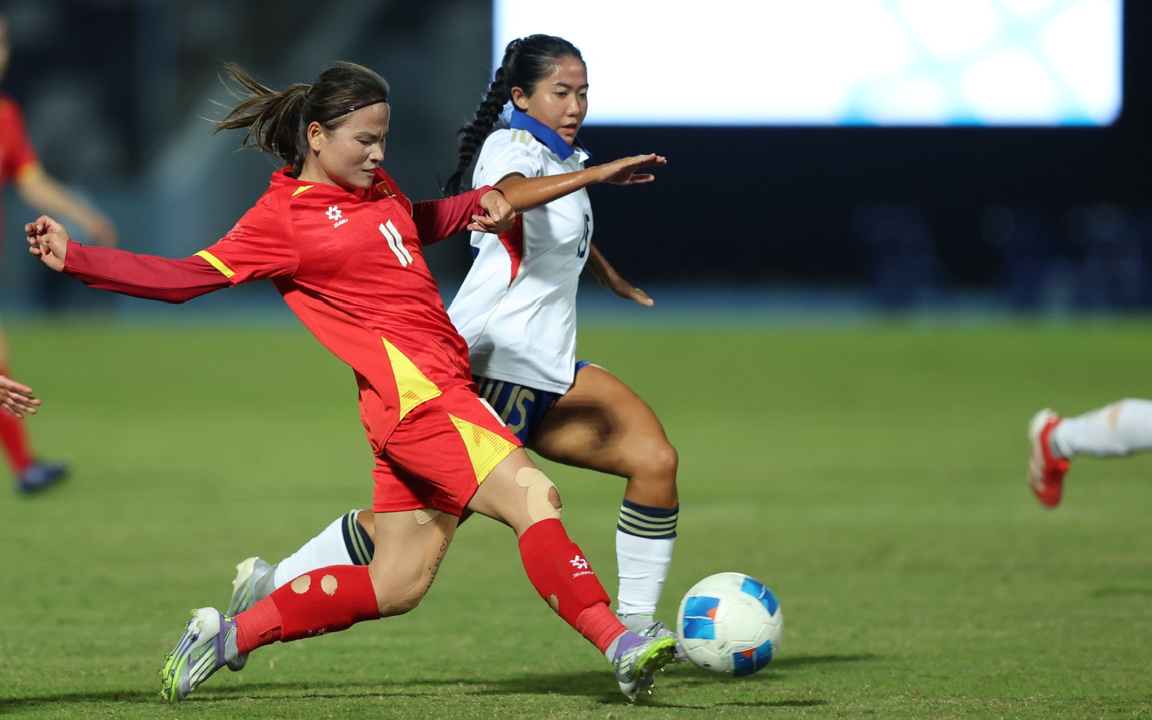 Nữ Việt Nam 0-0 Philippines: Hiệp 1 khép lại khi trọng tài tước bàn thắng hợp lệ của Bích Thùy