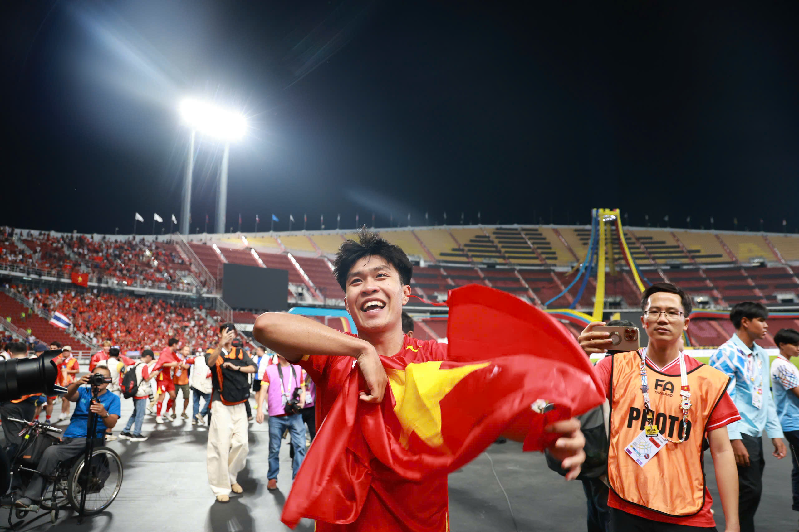 Đội tuyển b&oacute;ng đ&aacute; U22 Việt Nam rạng rỡ tr&ecirc;n bục nhận HCV SEA Games 33  - Ảnh 1.