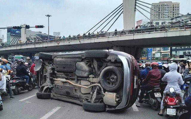 Vụ xe ô tô lật nghiêng trên đường phố: Tài xế dương tính với ma túy