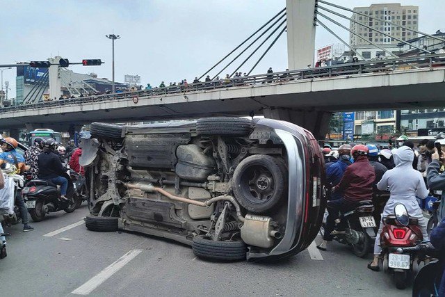 T&agrave;i xế dương t&iacute;nh với ma t&uacute;y trong vụ xe &ocirc; t&ocirc; lật nghi&ecirc;ng tại H&agrave; Nội - Ảnh 1.