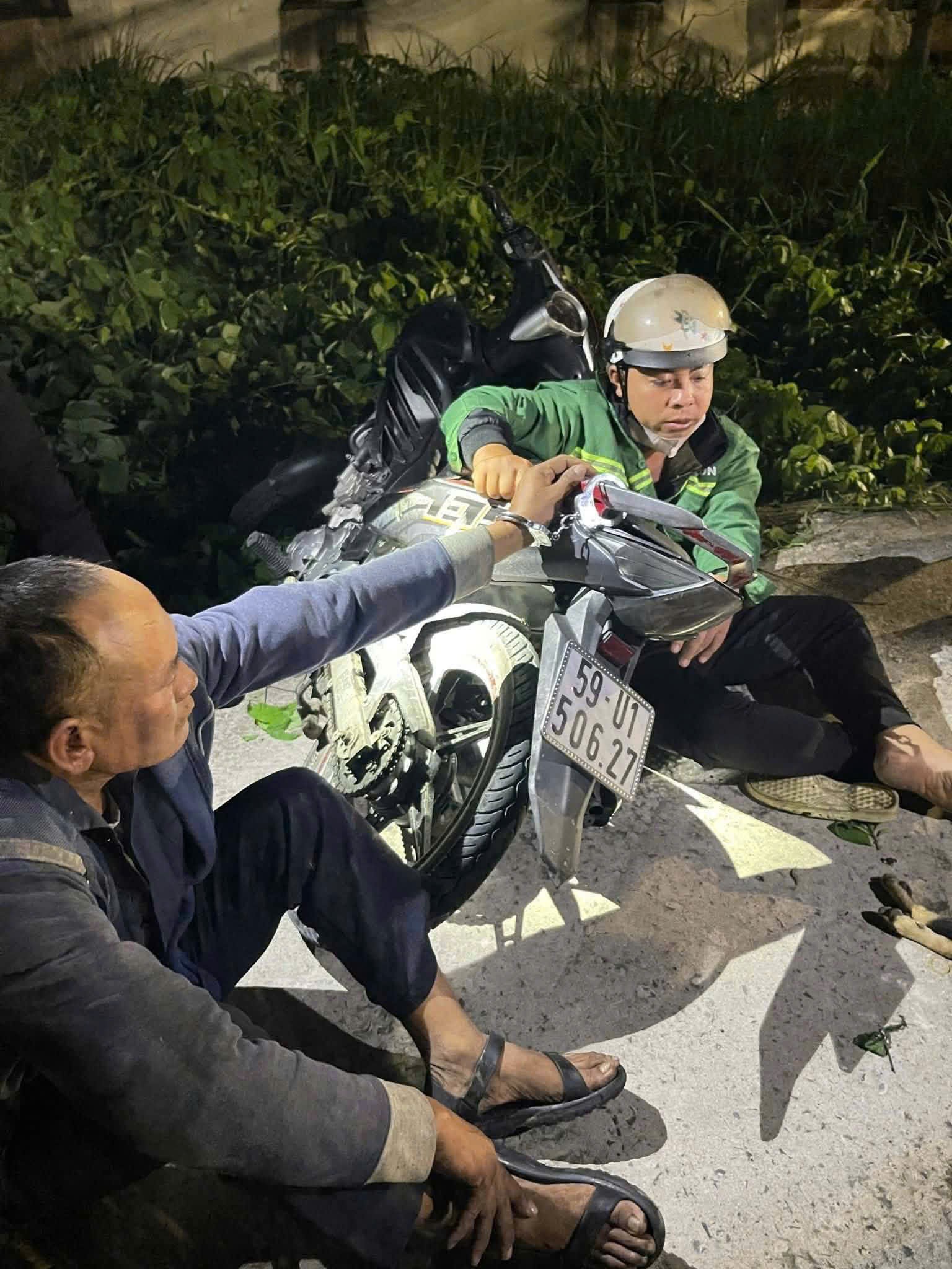 C&ocirc;ng an x&atilde; Mỹ Lệ bắt giữ 2 đối tượng trộm ch&oacute; T&acirc;y Ninh với s&uacute;ng điện tự chế - Ảnh 1.