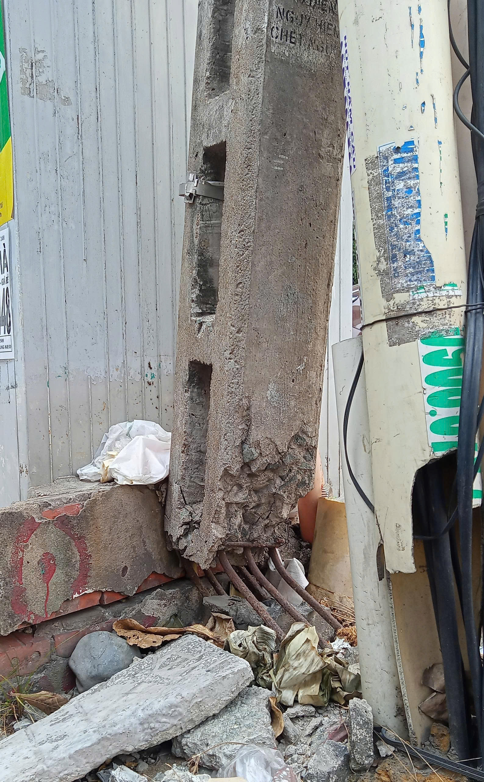 Trụ điện nguy hiểm - Ảnh 1.