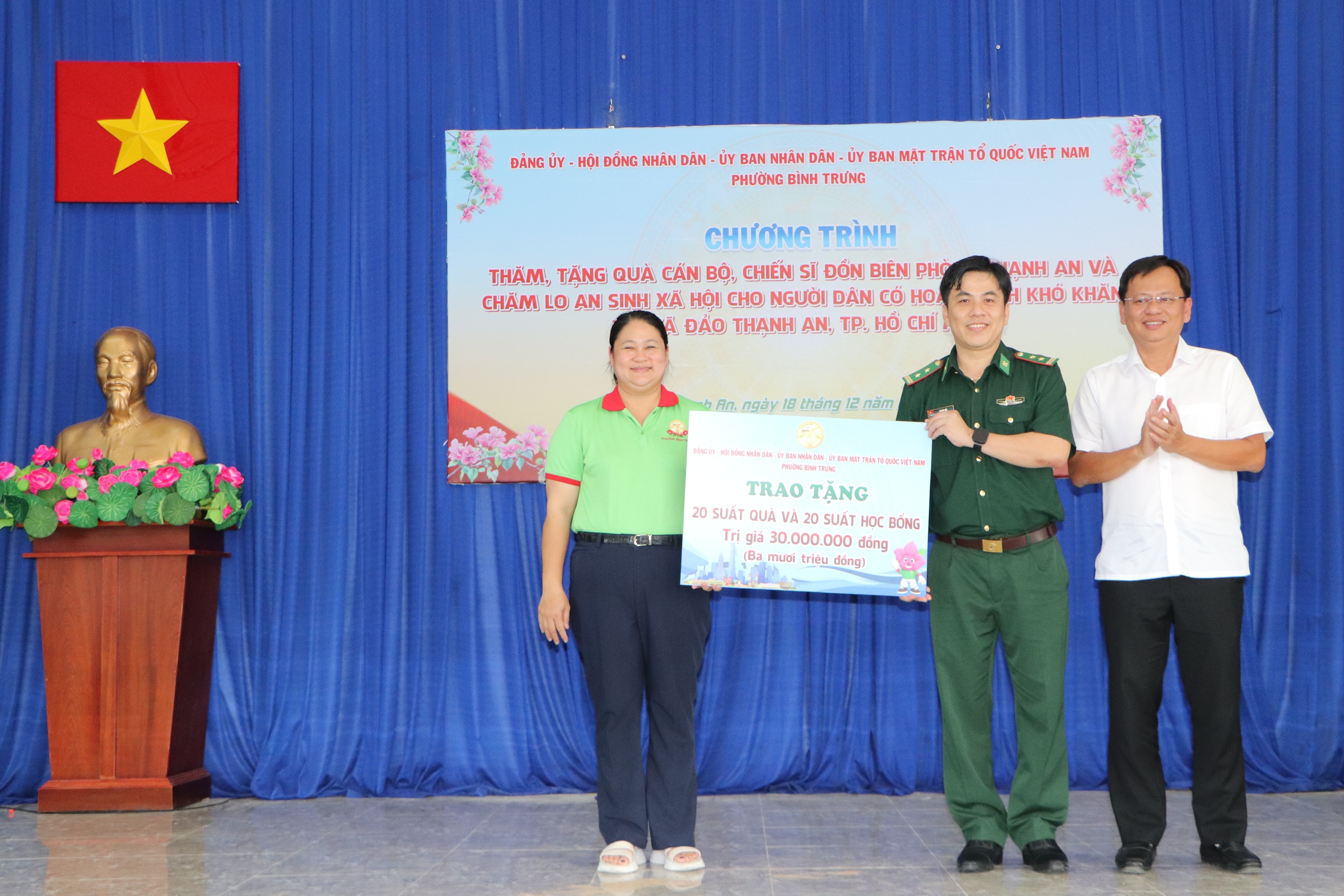 TPHCM: Phường Bình Trưng bày tỏ tình cảm đến người dân xã Thạnh An - Ảnh 3.