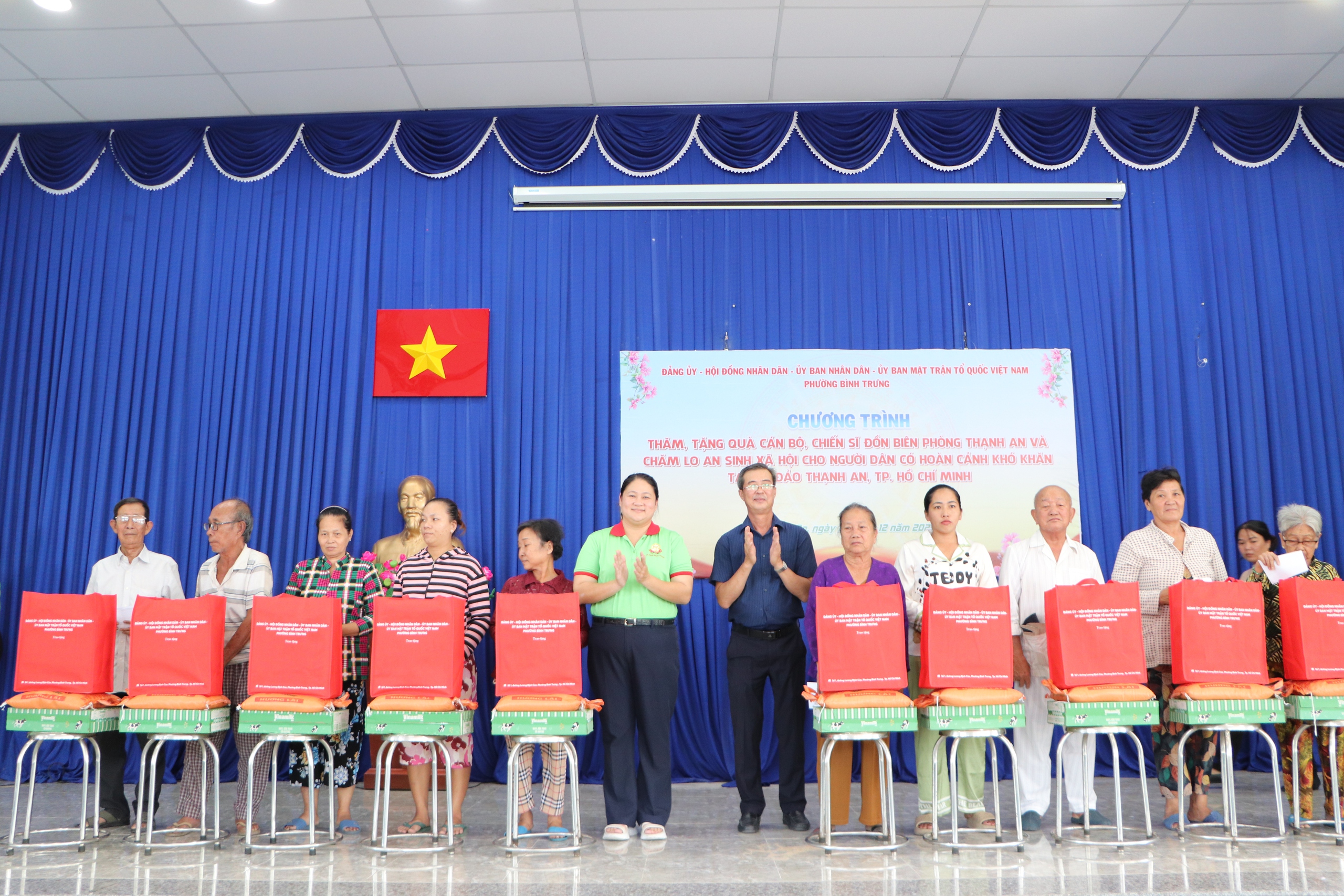 TPHCM: Phường Bình Trưng bày tỏ tình cảm đến người dân xã Thạnh An - Ảnh 4.