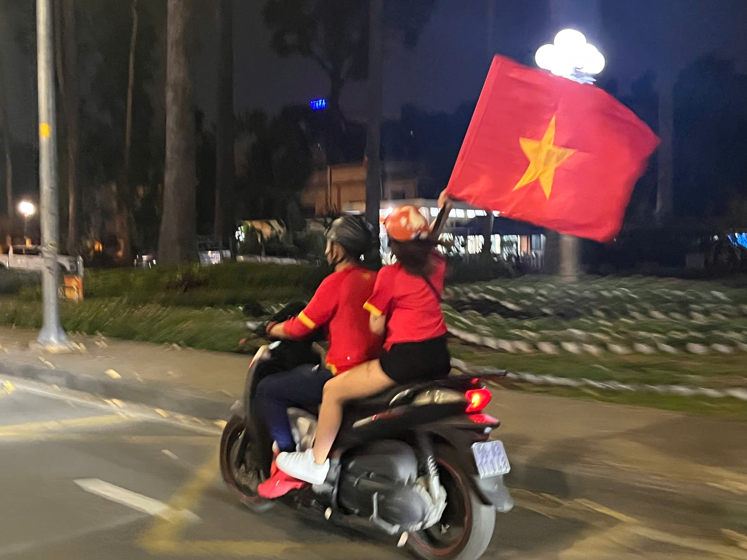 Người dân cả nước ăn mừng sau chiến thắng của U23 Việt Nam - Ảnh 5.