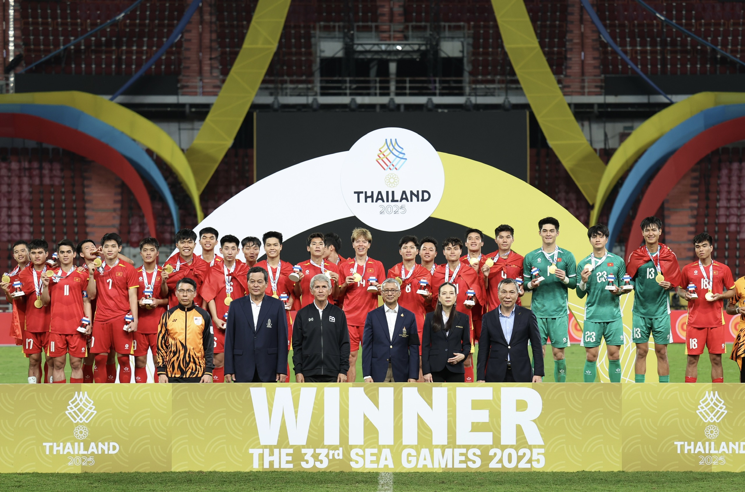 Đội tuyển b&oacute;ng đ&aacute; U22 Việt Nam rạng rỡ tr&ecirc;n bục nhận HCV SEA Games 33  - Ảnh 15.