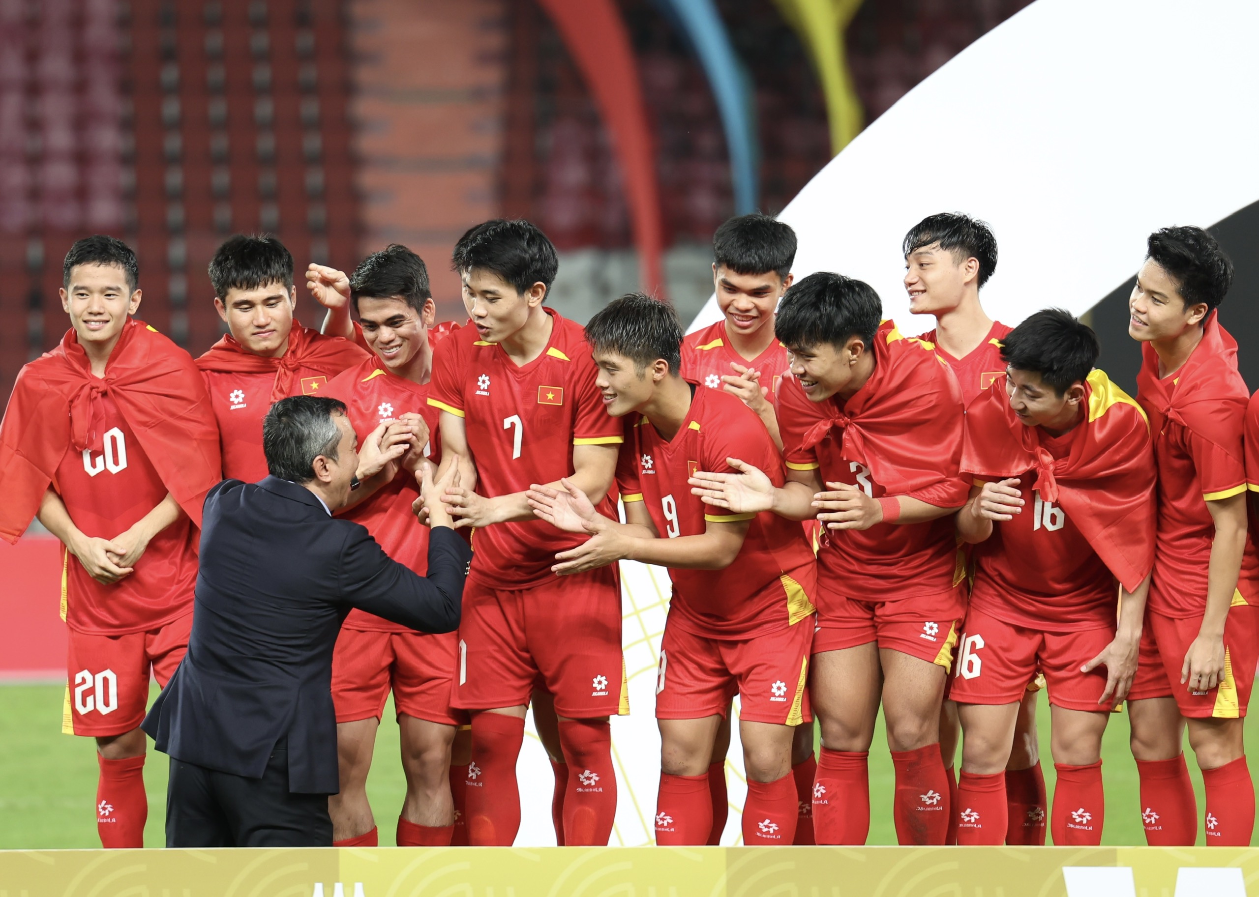 Đội tuyển b&oacute;ng đ&aacute; U22 Việt Nam rạng rỡ tr&ecirc;n bục nhận HCV SEA Games 33  - Ảnh 16.