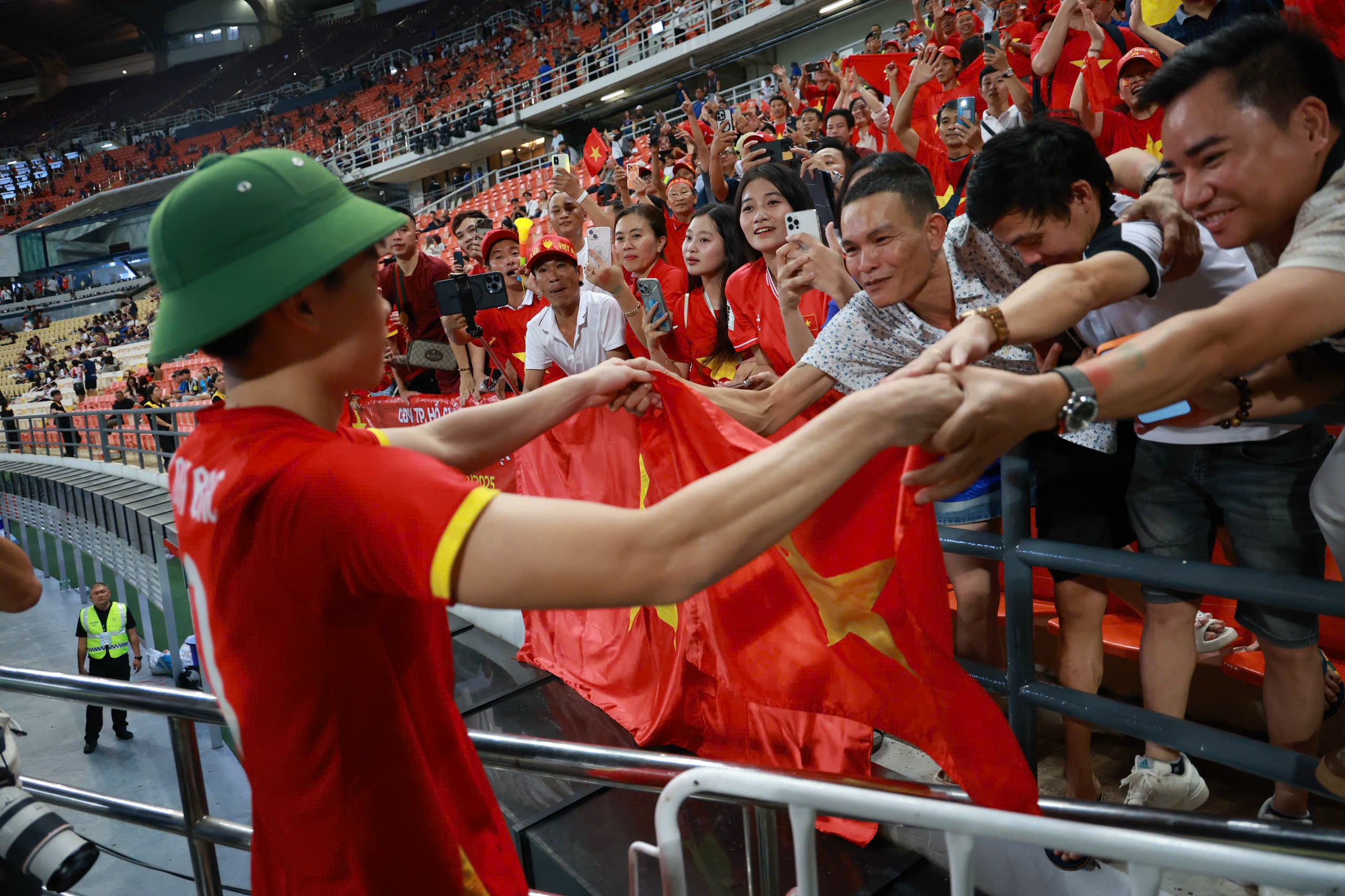 Đội tuyển b&oacute;ng đ&aacute; U22 Việt Nam rạng rỡ tr&ecirc;n bục nhận HCV SEA Games 33  - Ảnh 2.