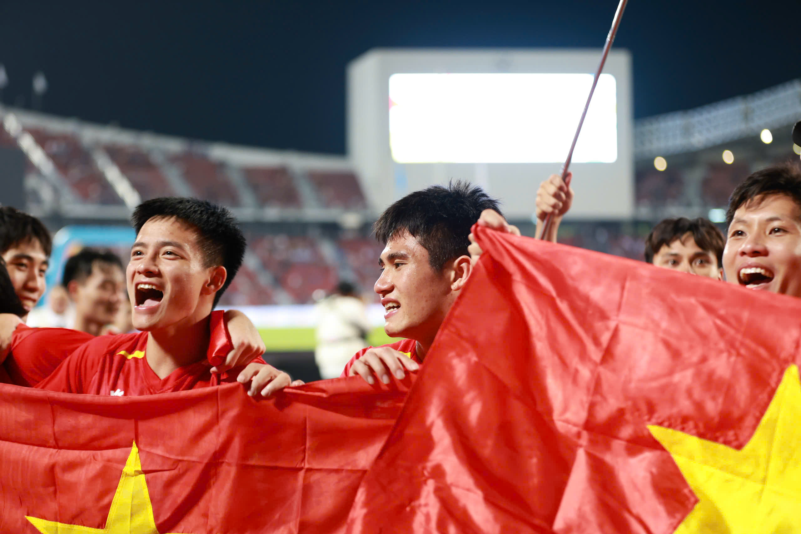 Đội tuyển b&oacute;ng đ&aacute; U22 Việt Nam rạng rỡ tr&ecirc;n bục nhận HCV SEA Games 33  - Ảnh 3.