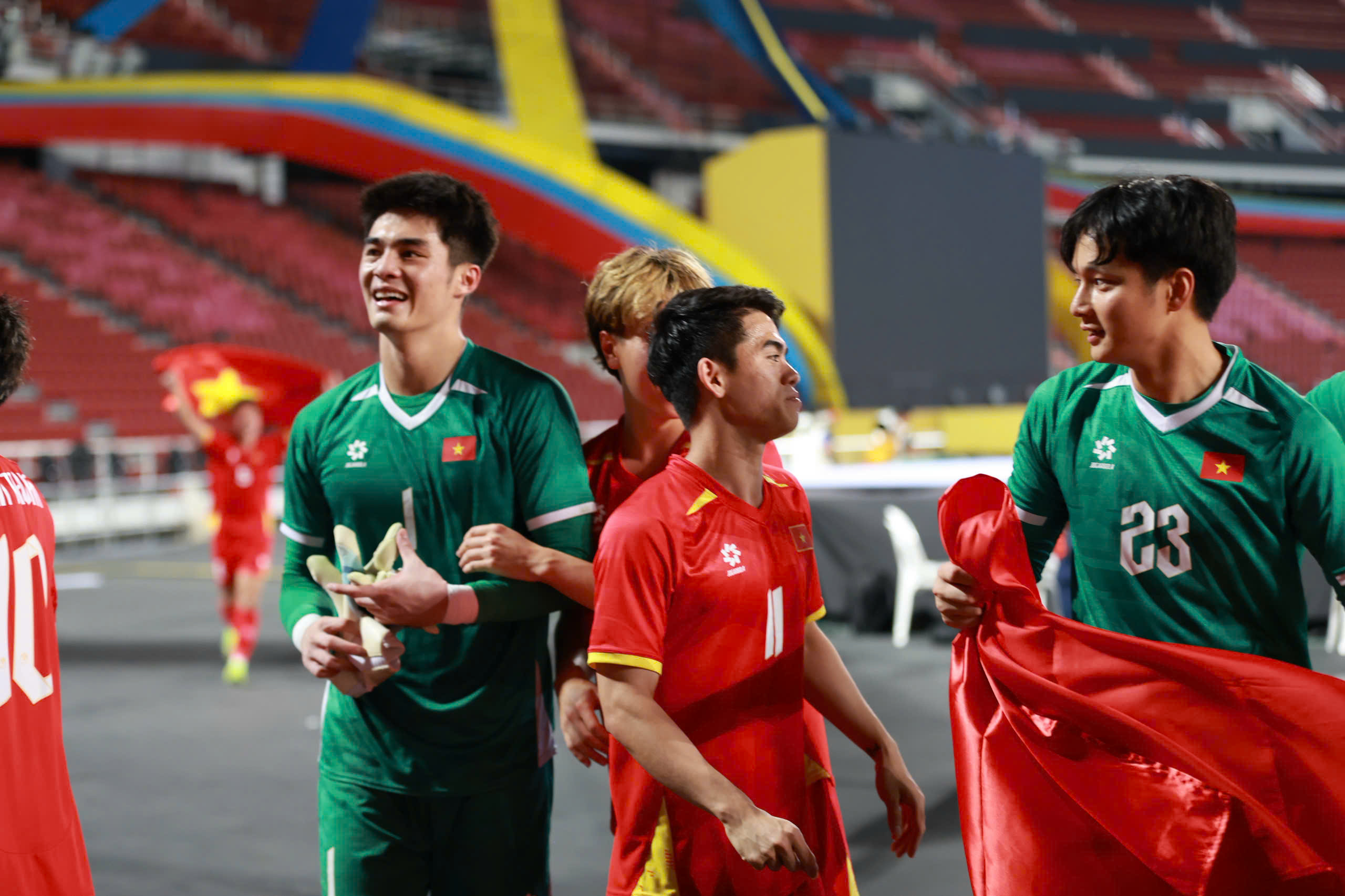 Đội tuyển b&oacute;ng đ&aacute; U22 Việt Nam rạng rỡ tr&ecirc;n bục nhận HCV SEA Games 33  - Ảnh 4.