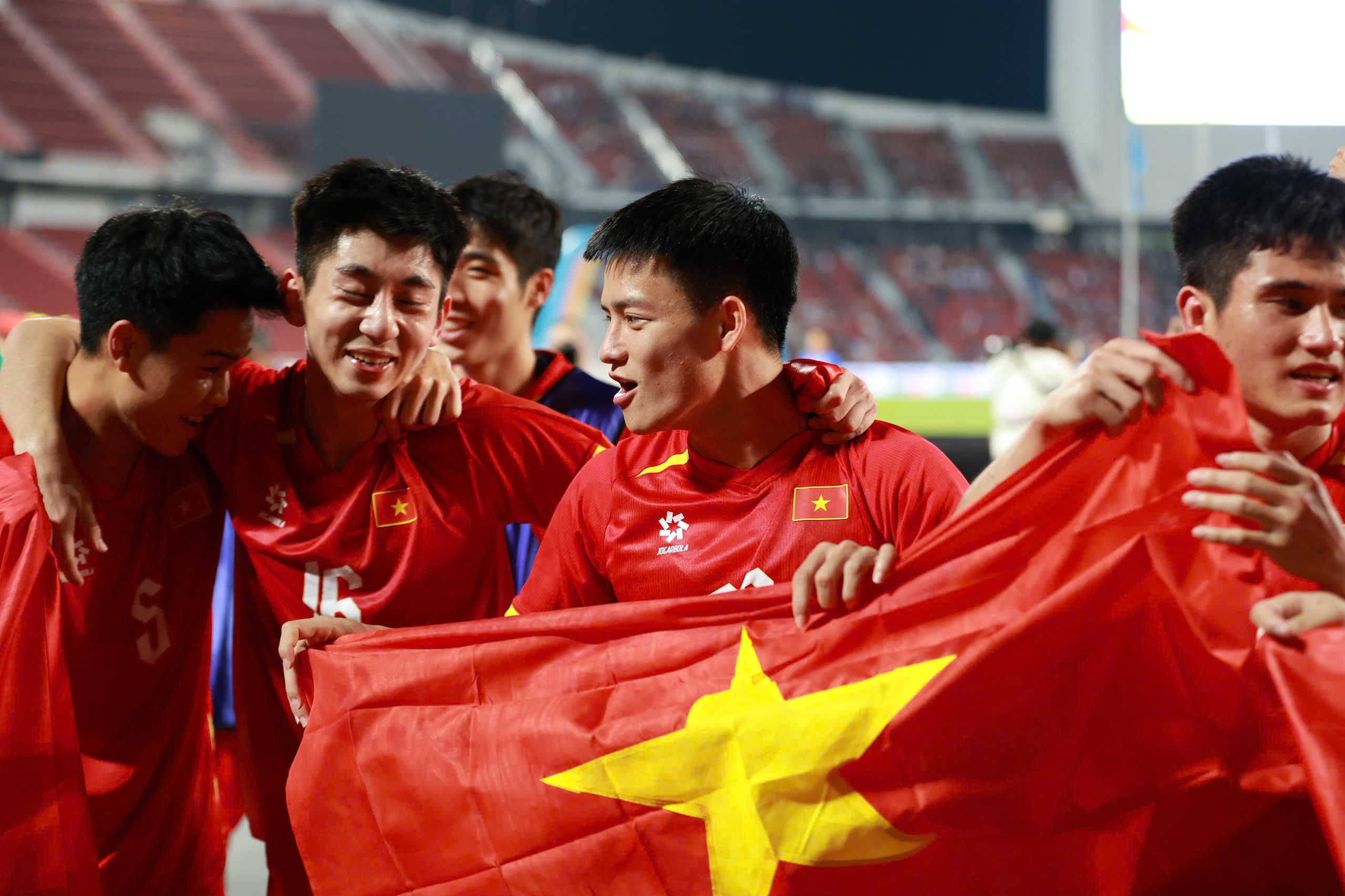 Đội tuyển b&oacute;ng đ&aacute; U22 Việt Nam rạng rỡ tr&ecirc;n bục nhận HCV SEA Games 33  - Ảnh 5.