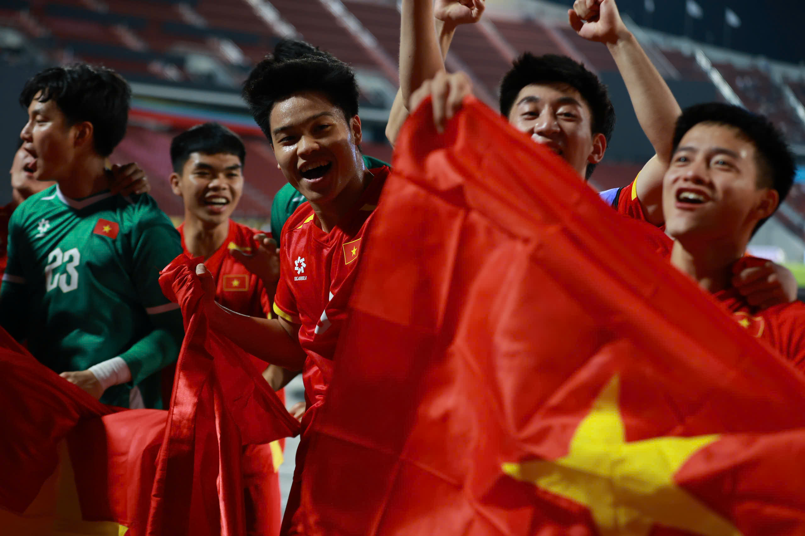 Đội tuyển b&oacute;ng đ&aacute; U22 Việt Nam rạng rỡ tr&ecirc;n bục nhận HCV SEA Games 33  - Ảnh 6.