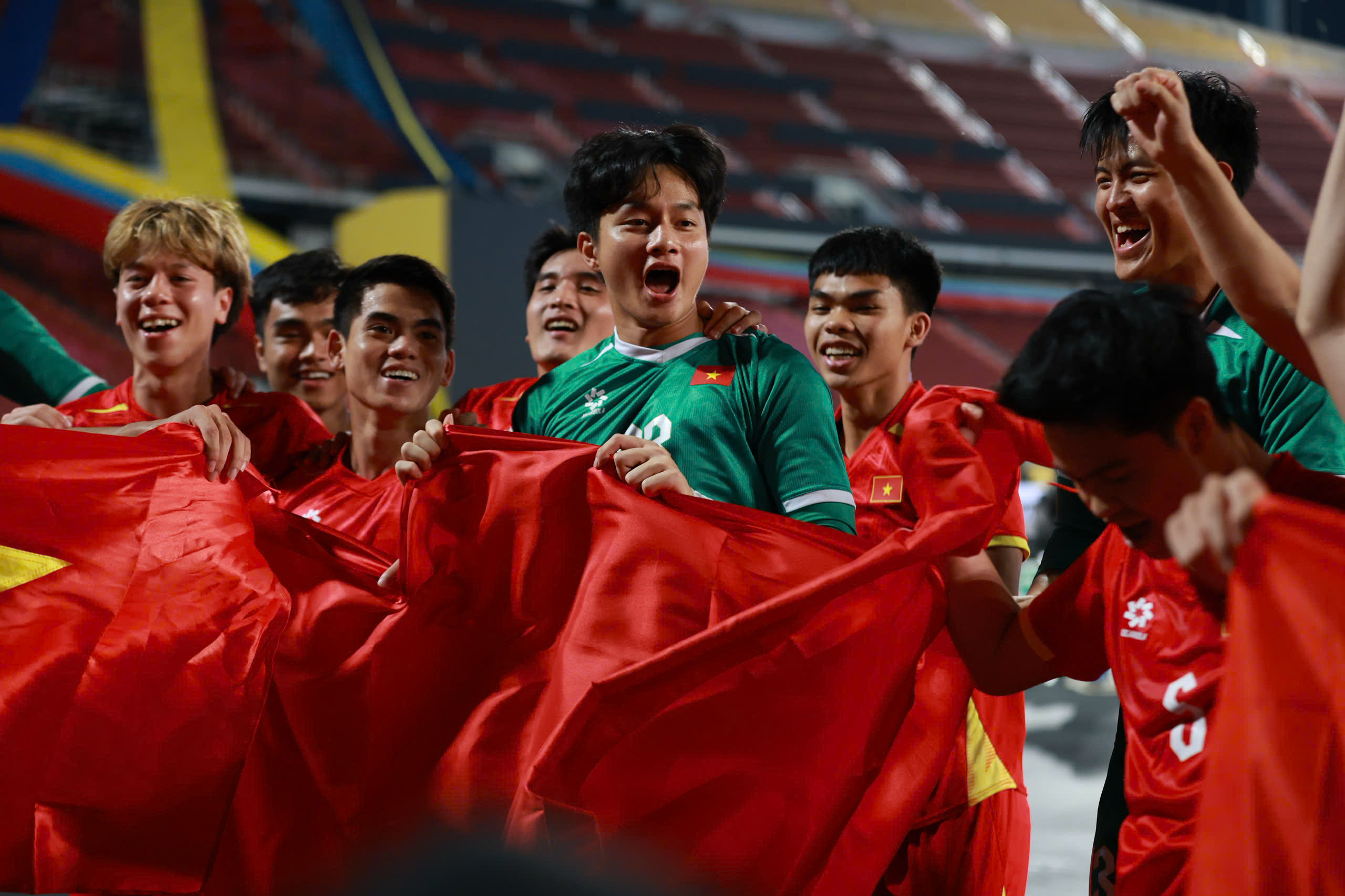 Đội tuyển b&oacute;ng đ&aacute; U22 Việt Nam rạng rỡ tr&ecirc;n bục nhận HCV SEA Games 33  - Ảnh 7.