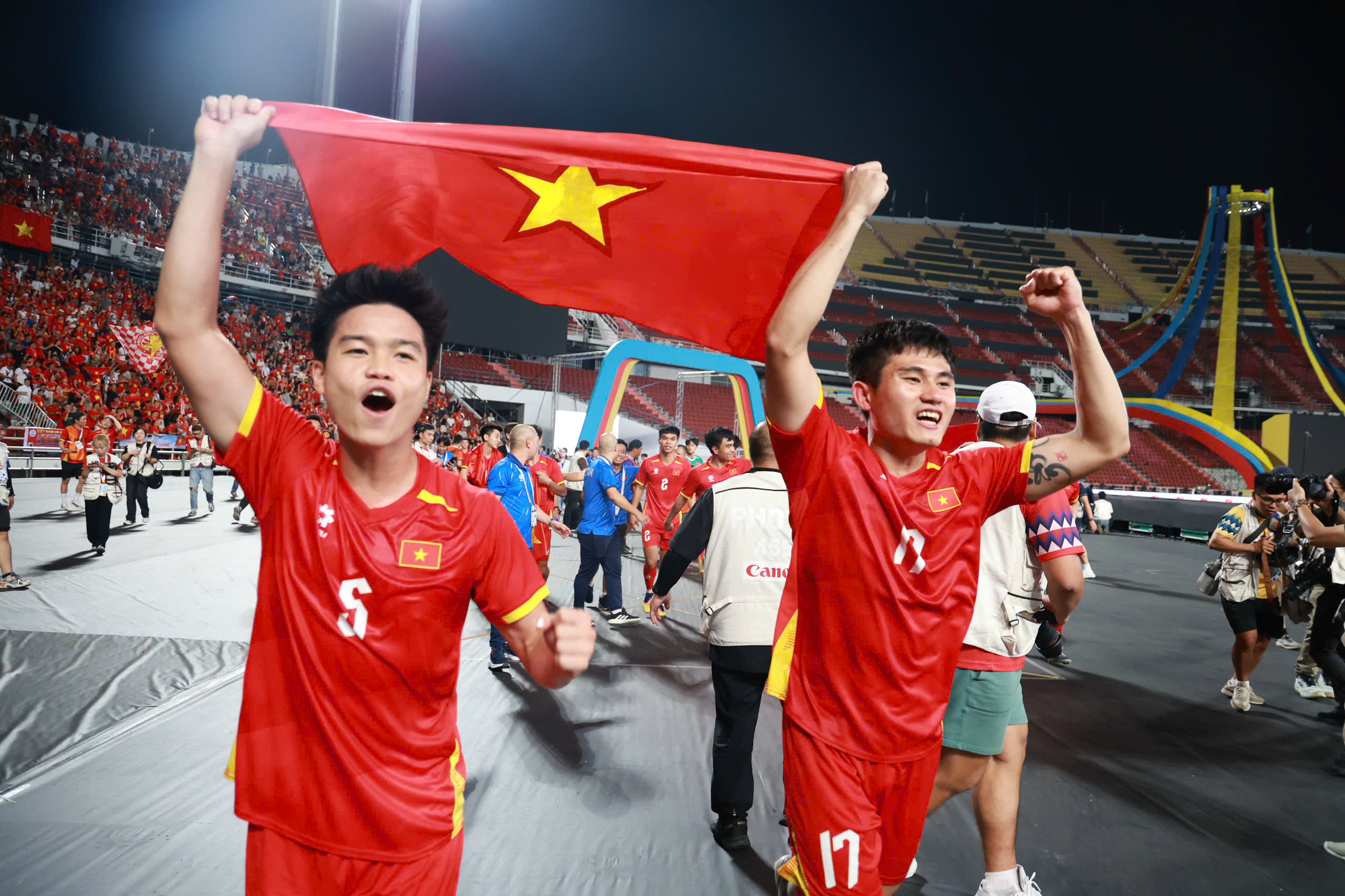 Đội tuyển b&oacute;ng đ&aacute; U22 Việt Nam rạng rỡ tr&ecirc;n bục nhận HCV SEA Games 33  - Ảnh 8.