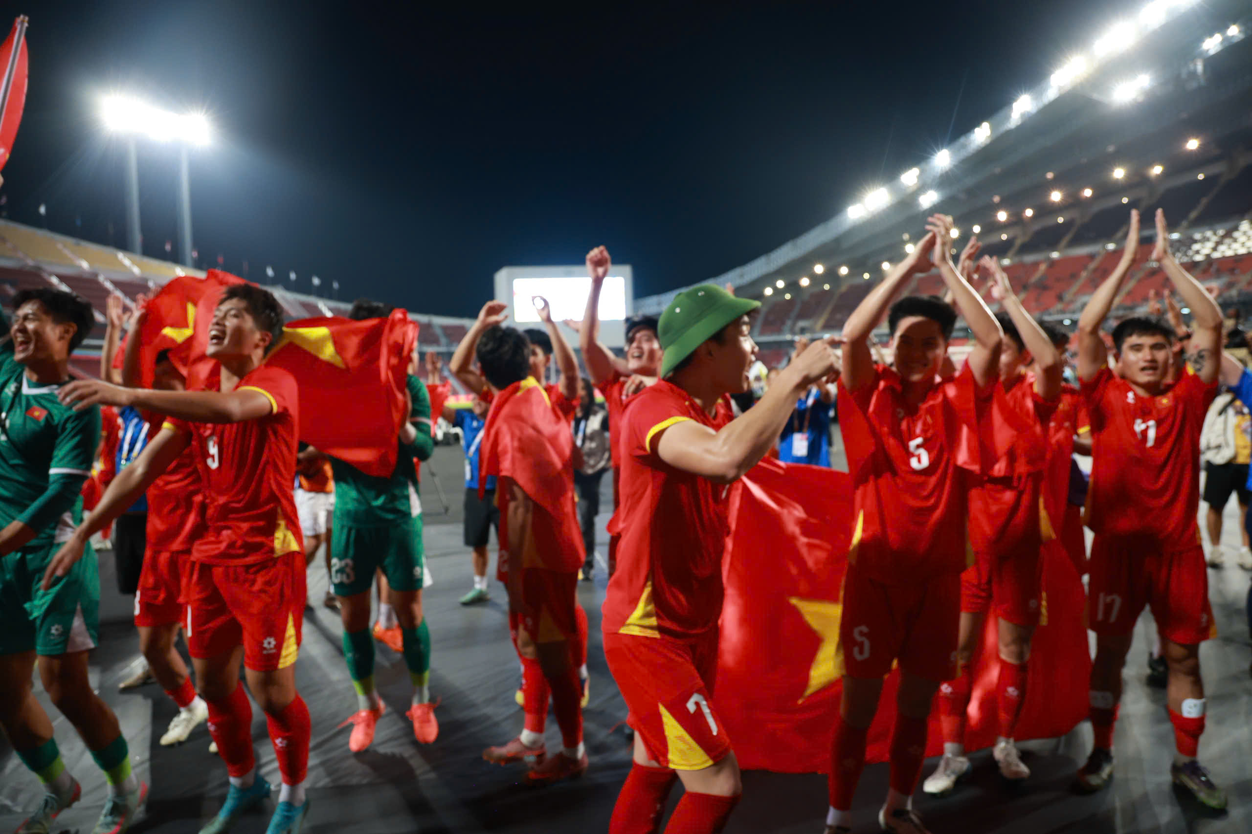 Đội tuyển b&oacute;ng đ&aacute; U22 Việt Nam rạng rỡ tr&ecirc;n bục nhận HCV SEA Games 33  - Ảnh 9.