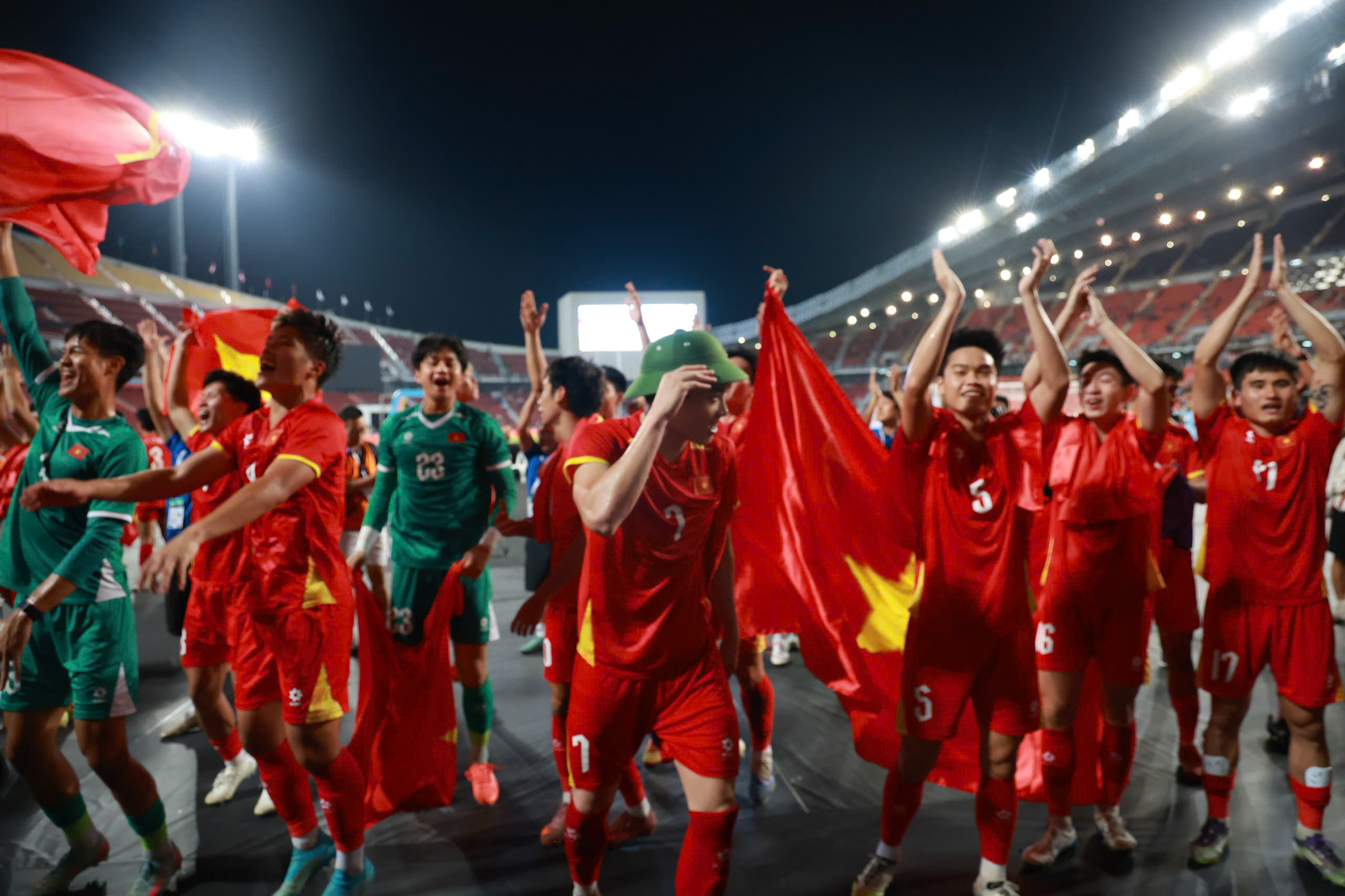 Đội tuyển b&oacute;ng đ&aacute; U22 Việt Nam rạng rỡ tr&ecirc;n bục nhận HCV SEA Games 33  - Ảnh 10.