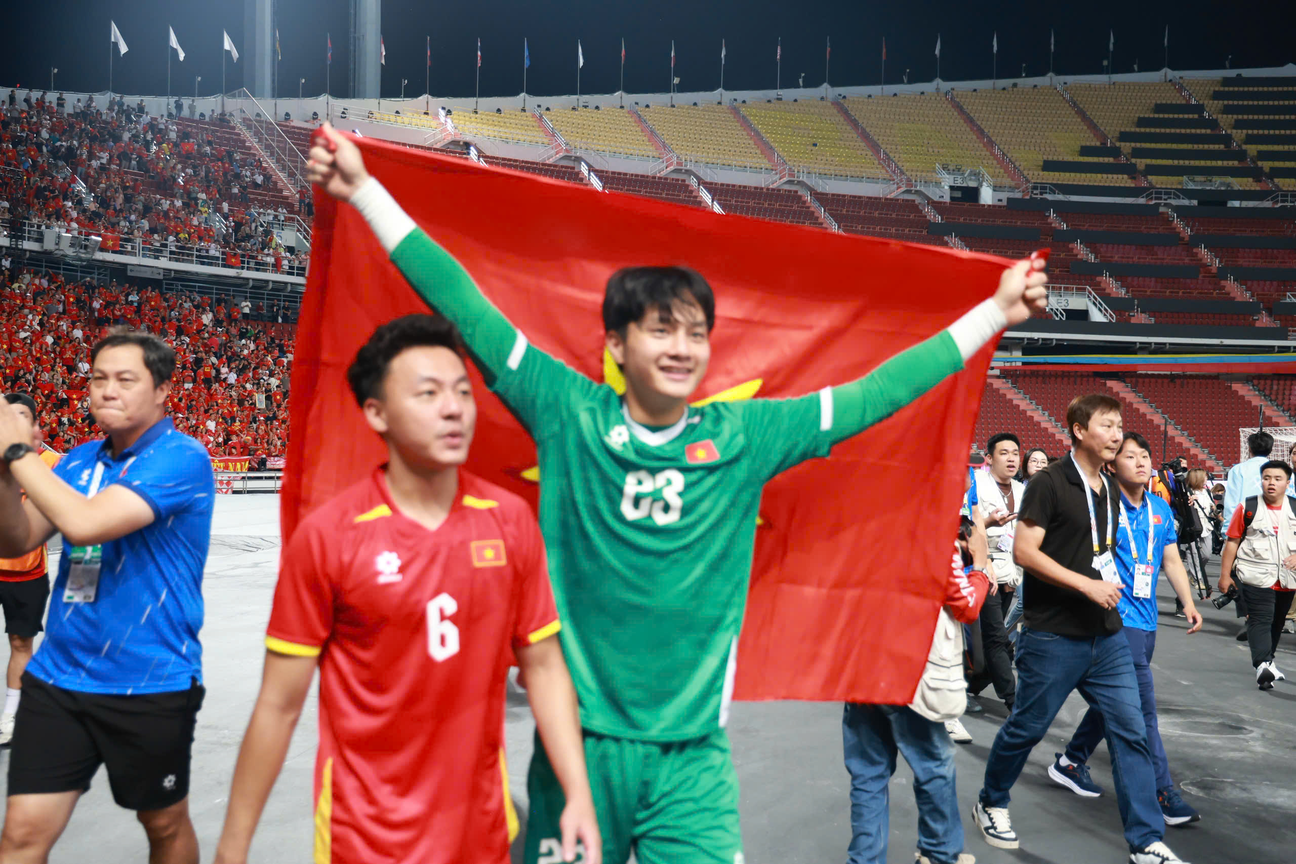 Đội tuyển b&oacute;ng đ&aacute; U22 Việt Nam rạng rỡ tr&ecirc;n bục nhận HCV SEA Games 33  - Ảnh 11.