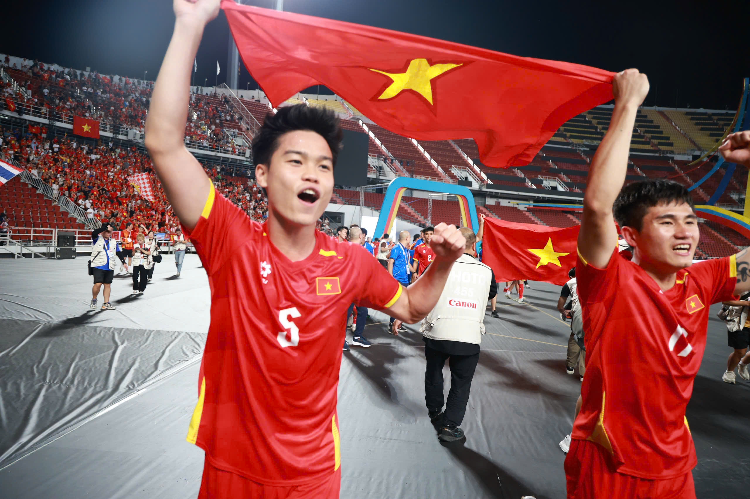 Đội tuyển b&oacute;ng đ&aacute; U22 Việt Nam rạng rỡ tr&ecirc;n bục nhận HCV SEA Games 33  - Ảnh 12.