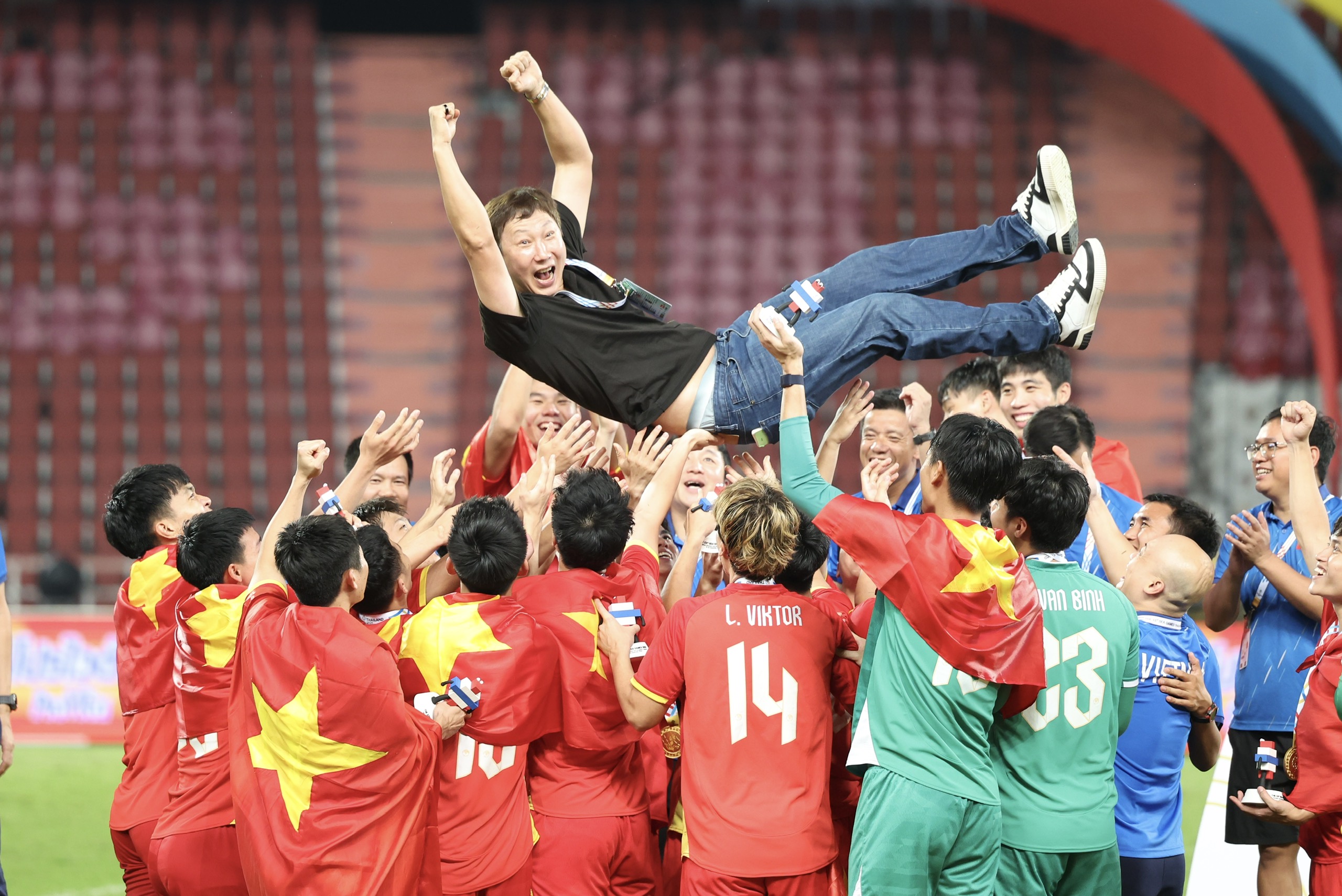 Đội tuyển b&oacute;ng đ&aacute; U22 Việt Nam rạng rỡ tr&ecirc;n bục nhận HCV SEA Games 33  - Ảnh 14.