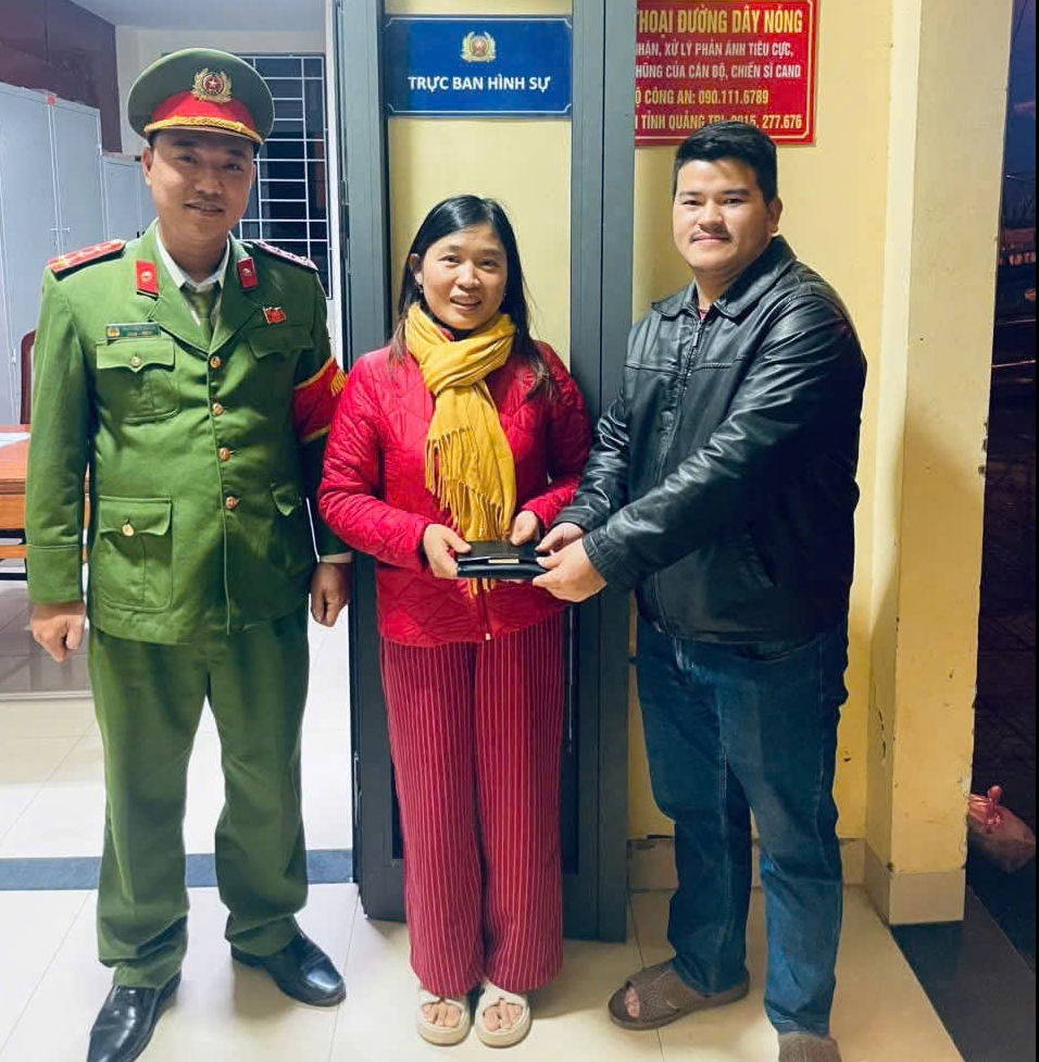 Bỏ dở trận chung kết bóng đá Việt Nam - Thái Lan vì khách đánh rơi chiếc ví - Ảnh 1.