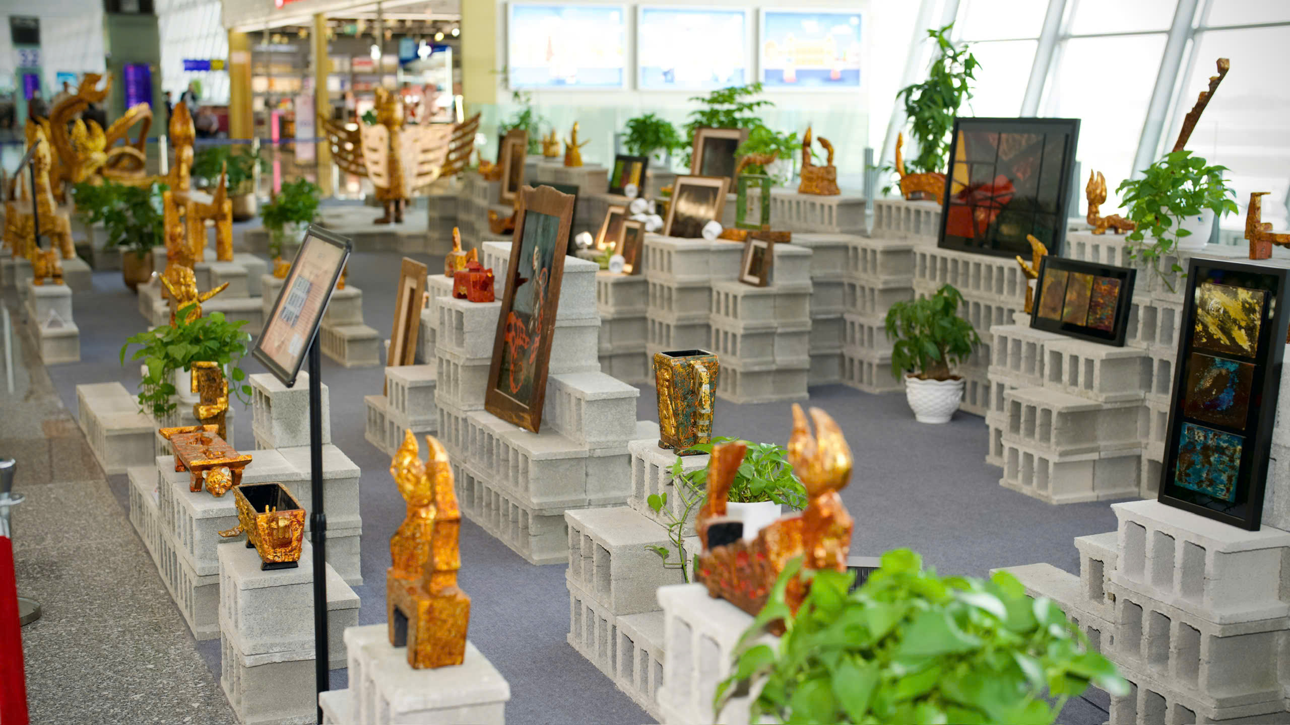 Cho&aacute;ng ngợp trước biểu tượng rồng thi&ecirc;ng đỏ rực tại s&acirc;n bay Nội B&agrave;i - Ảnh 4.