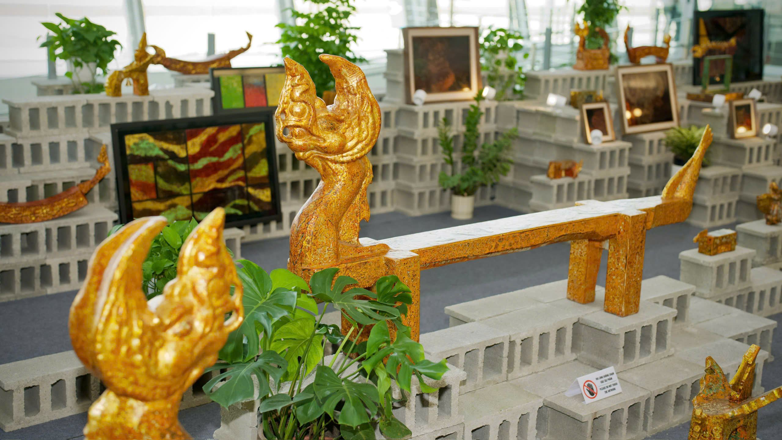 Cho&aacute;ng ngợp trước biểu tượng rồng thi&ecirc;ng đỏ rực tại s&acirc;n bay Nội B&agrave;i - Ảnh 6.
