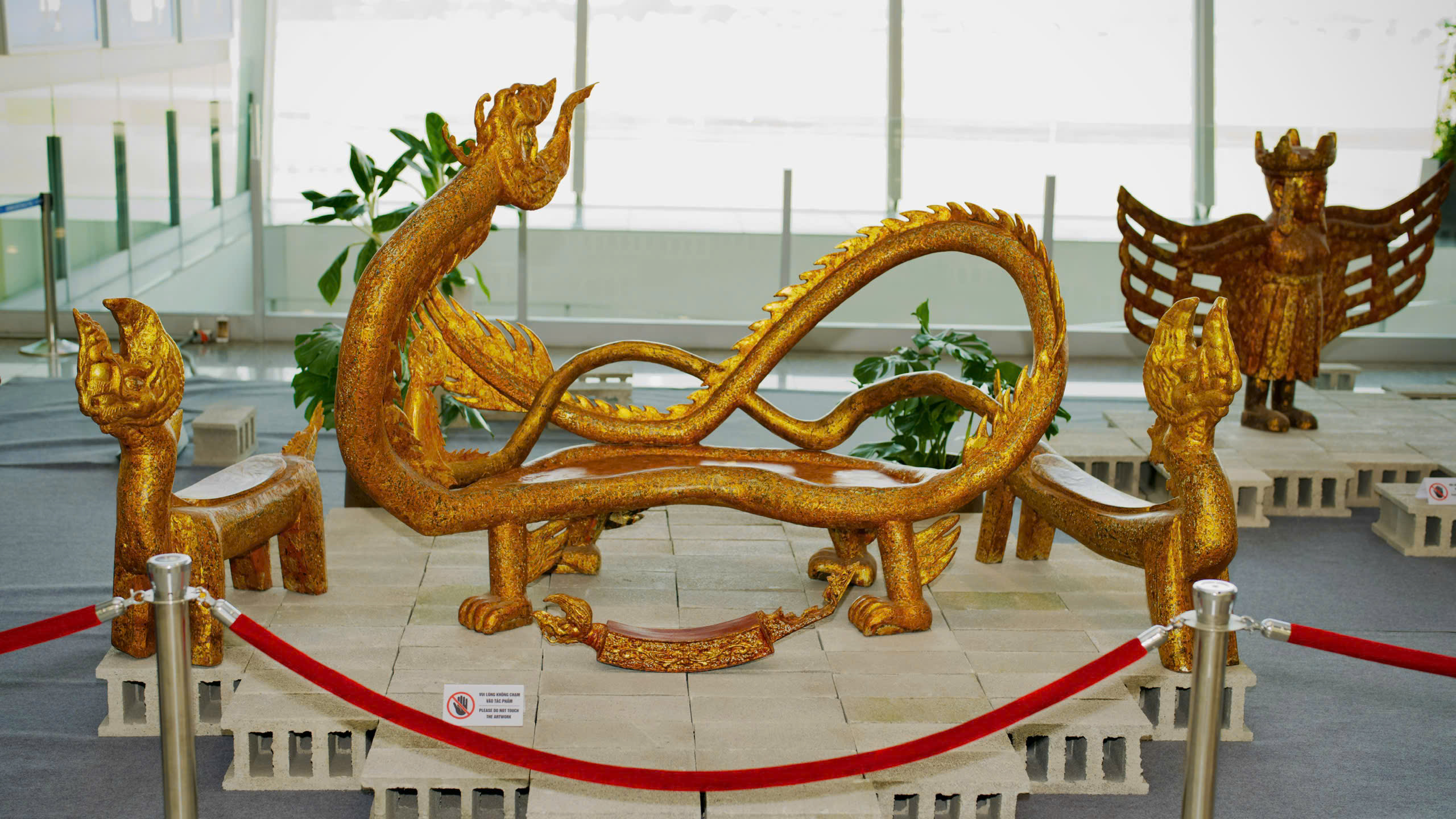 Cho&aacute;ng ngợp trước biểu tượng rồng thi&ecirc;ng đỏ rực tại s&acirc;n bay Nội B&agrave;i - Ảnh 5.