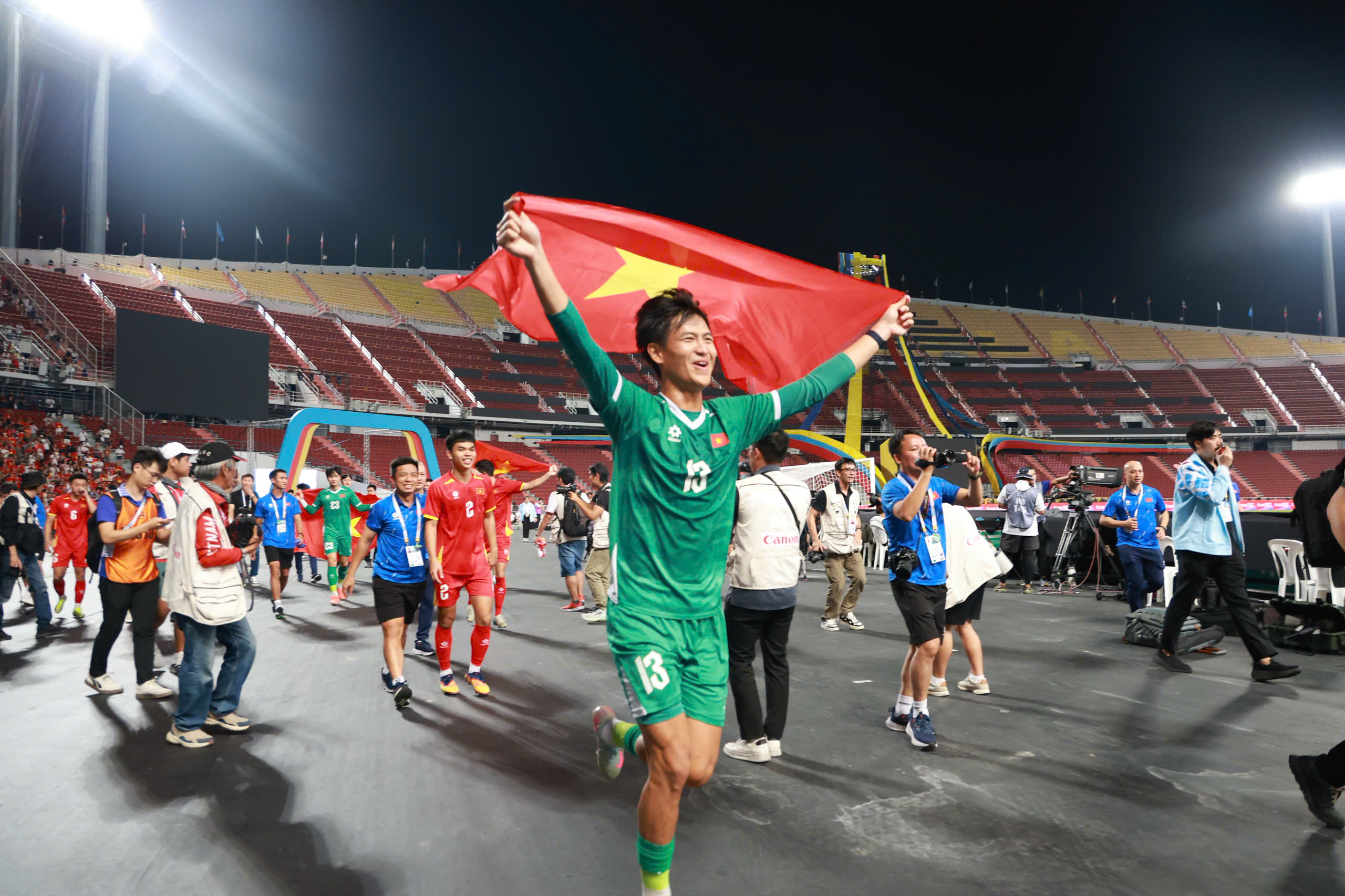 Đội tuyển b&oacute;ng đ&aacute; U22 Việt Nam rạng rỡ tr&ecirc;n bục nhận HCV SEA Games 33  - Ảnh 13.