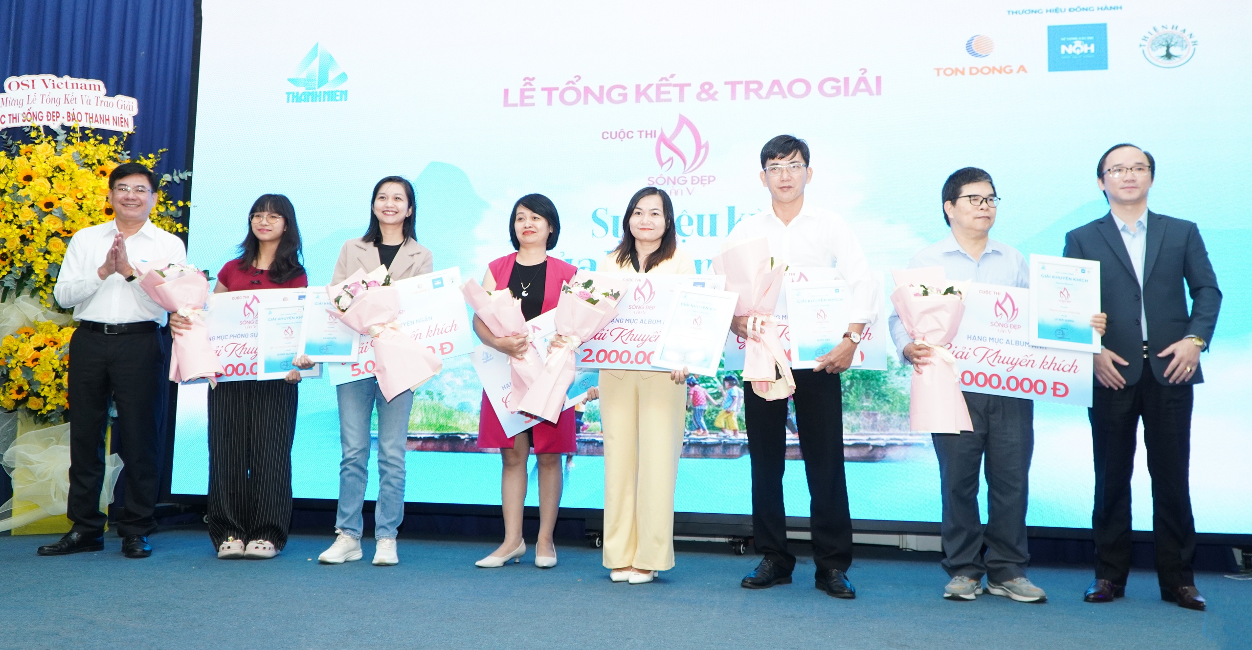 Báo Thanh Niên trao giải cuộc thi Sống Đẹp lần 5: Đong đầy cảm xúc - Ảnh 7.
