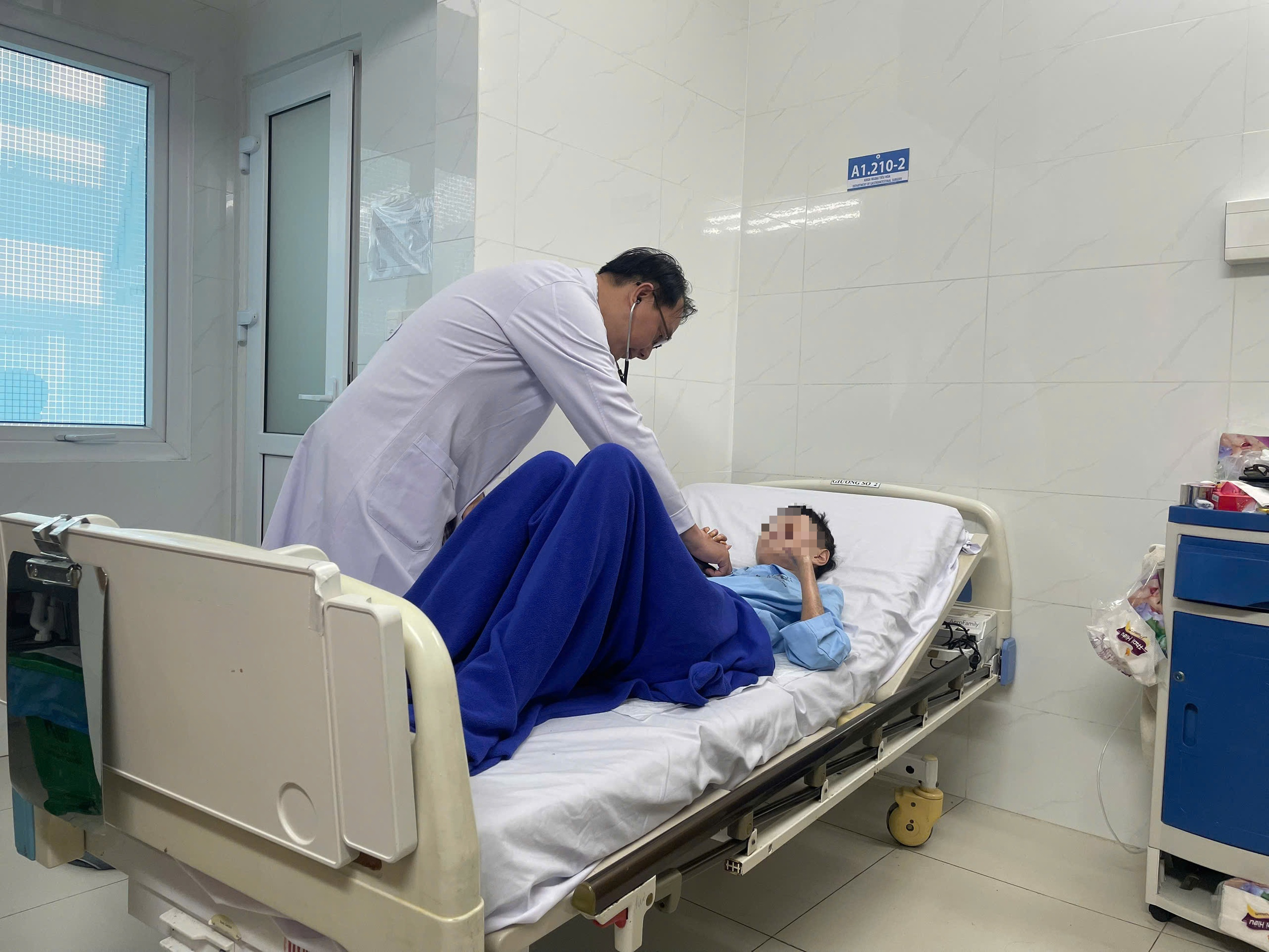 Từ căn bệnh khiến da kh&ocirc; cứng đến tắc ruột hiếm gặp ở c&ocirc; g&aacute;i trẻ - Ảnh 1.