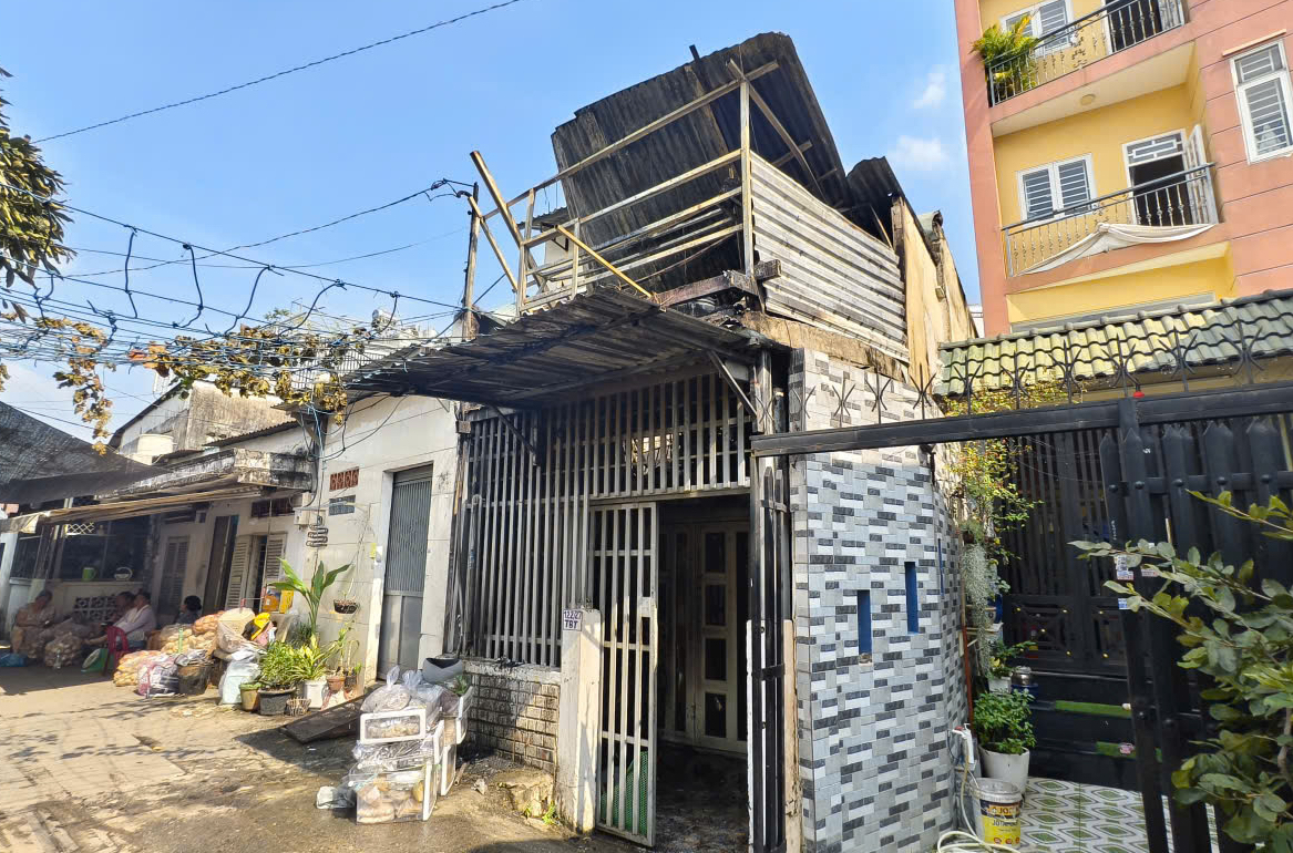 Cháy nhà bên hông đường Phạm Văn Đồng ở TPHCM gây hoang mang cho người dân - Ảnh 2.
