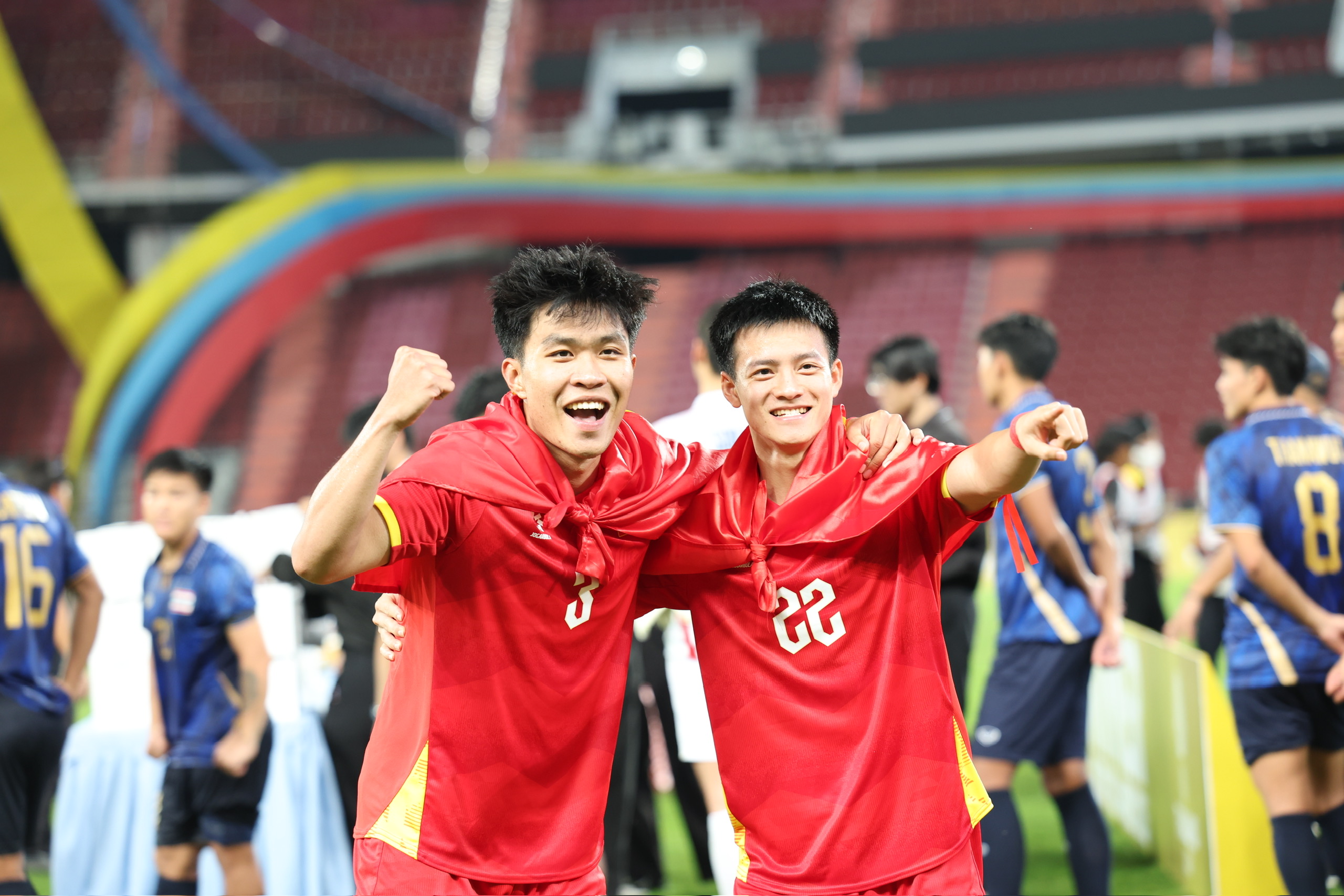 Đội tuyển b&oacute;ng đ&aacute; U22 Việt Nam rạng rỡ tr&ecirc;n bục nhận HCV SEA Games 33  - Ảnh 17.
