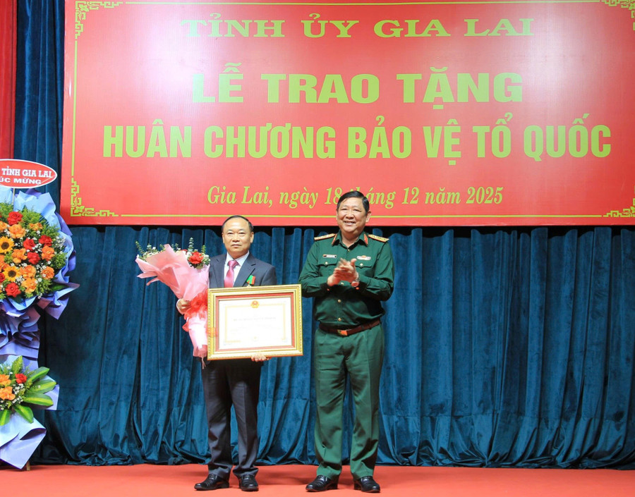 Bí thư Tỉnh ủy Gia Lai nhận Huân chương Bảo vệ Tổ quốc hạng Ba - Ảnh 1.