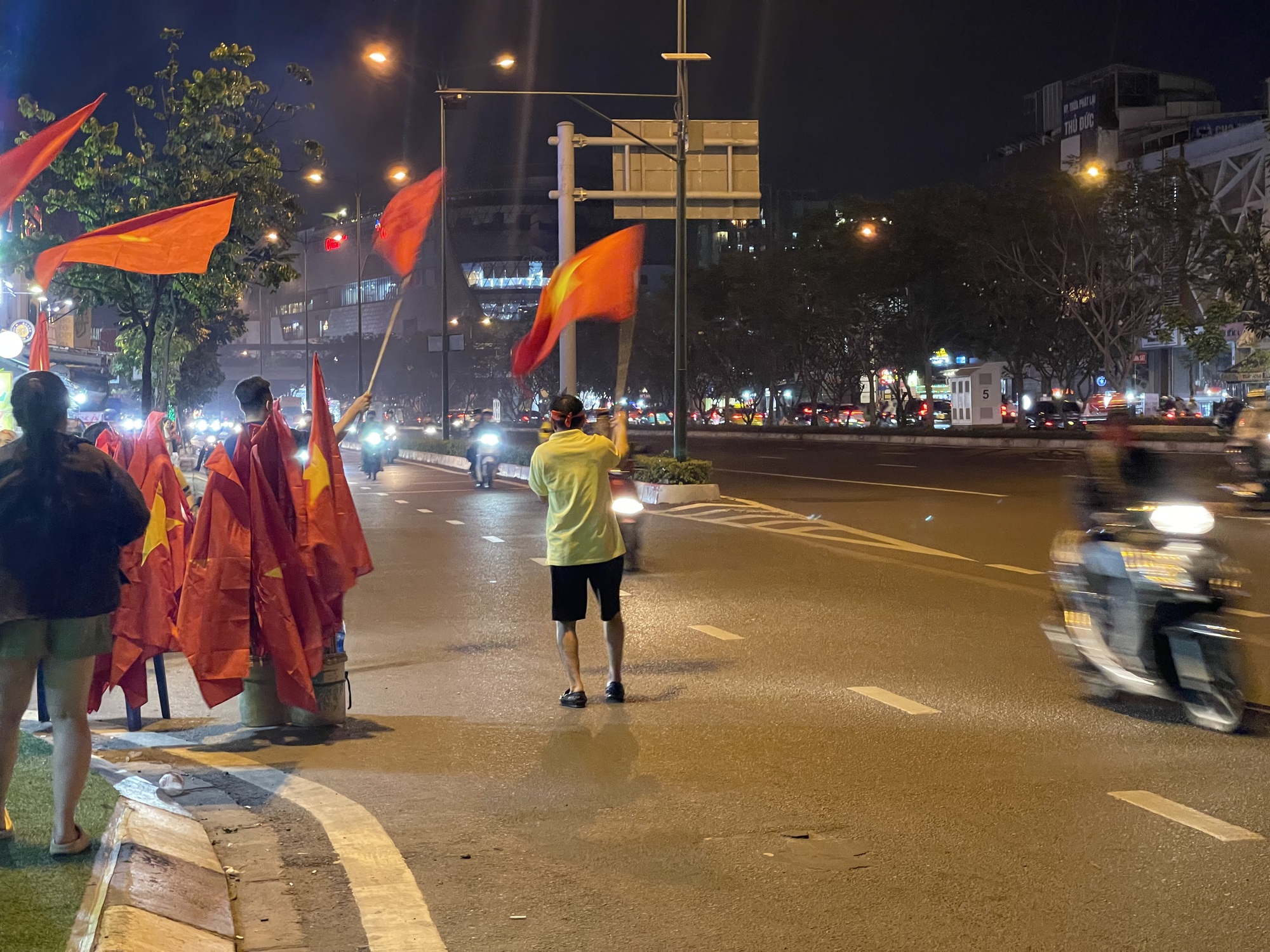 Người d&acirc;n cả nước ăn mừng sau chiến thắng của U23 Việt Nam - Ảnh 2.