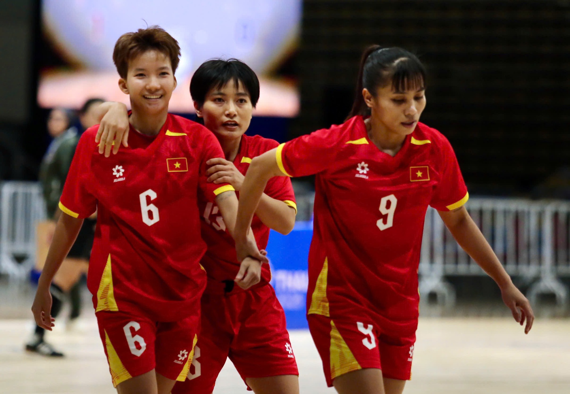 Futsal nữ Việt Nam hạ đẹp Indonesia, gi&agrave;nh HCV SEA Games 33 - Ảnh 1.