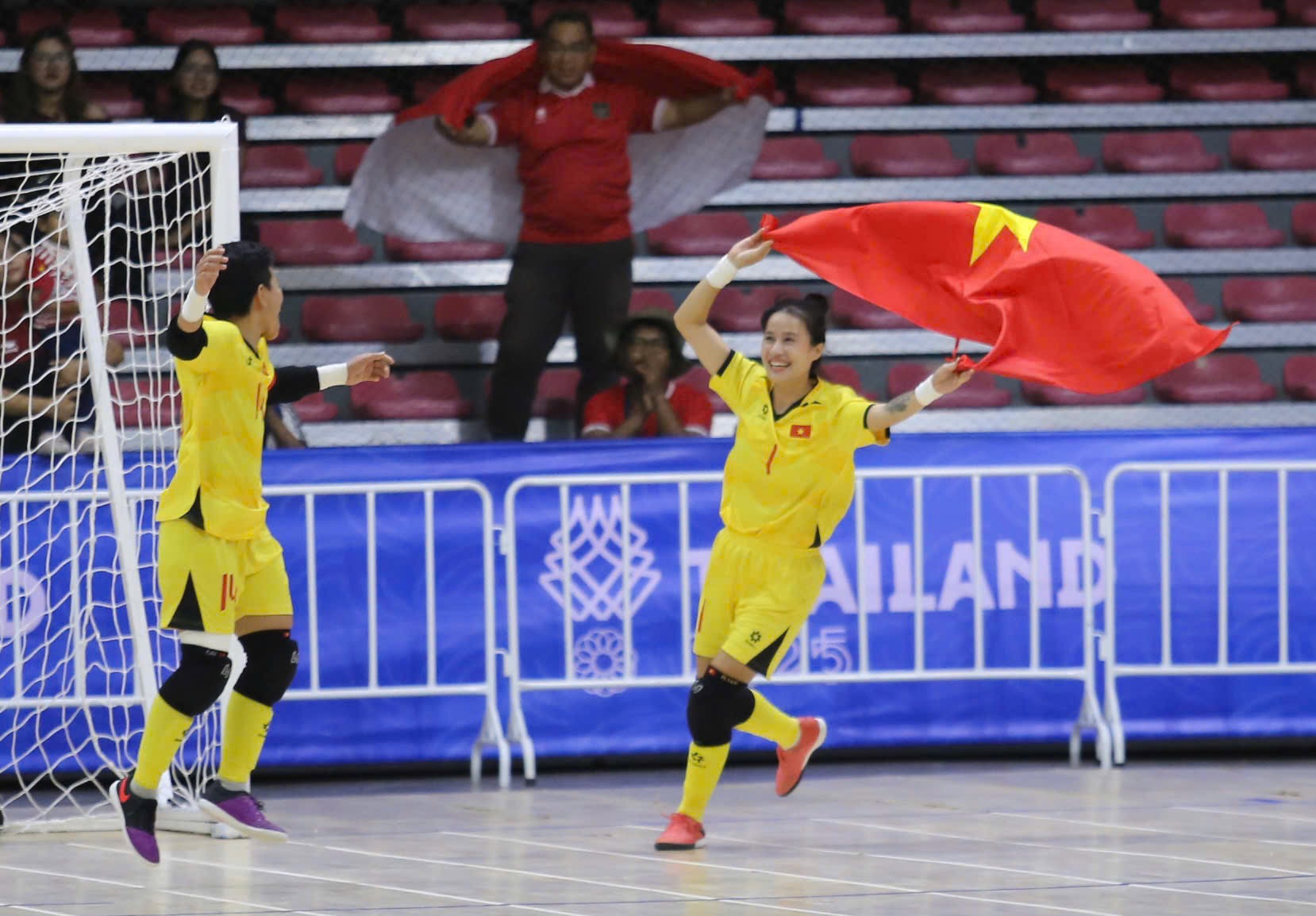 Futsal nữ Việt Nam hạ đẹp Indonesia, gi&agrave;nh HCV SEA Games 33 - Ảnh 2.