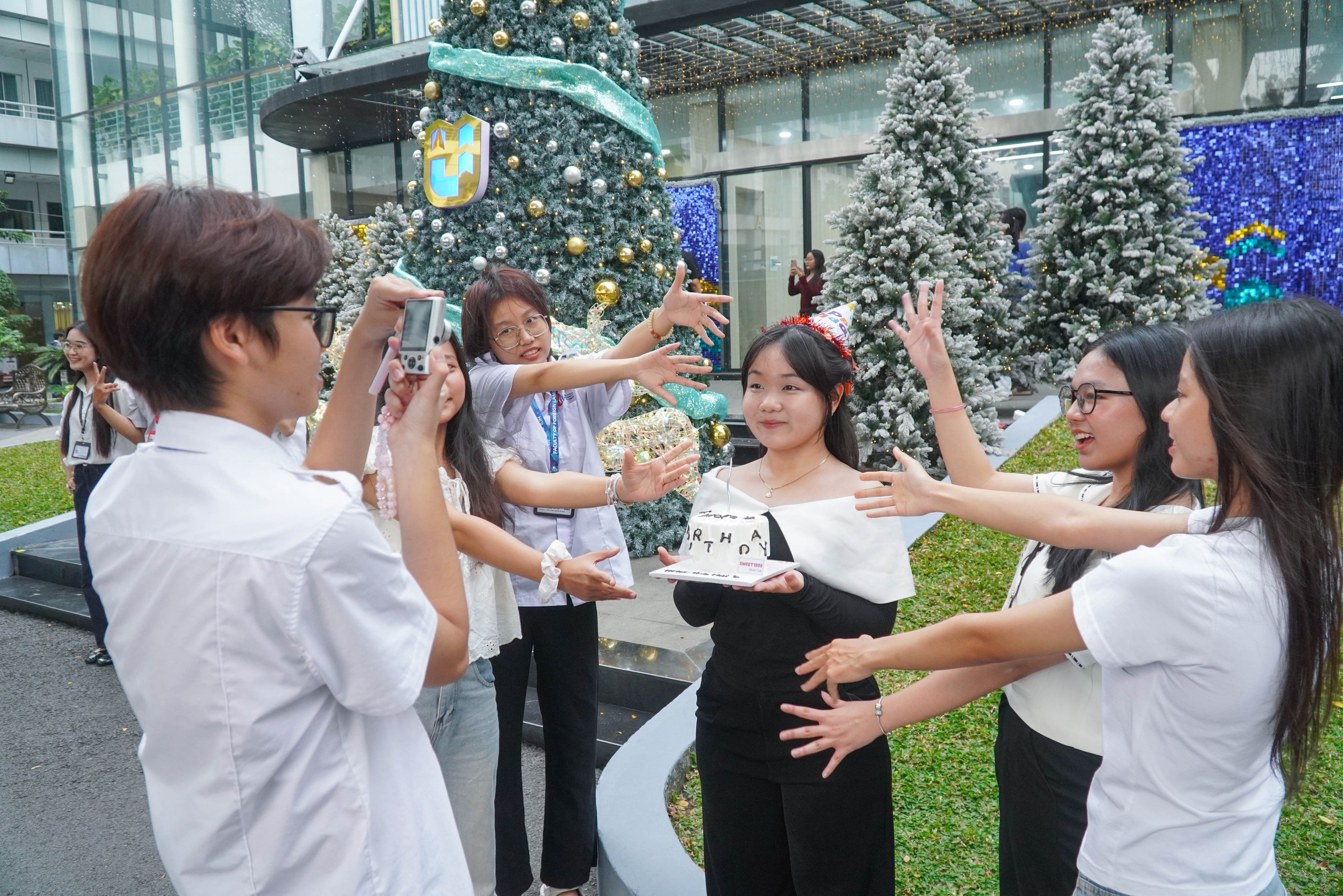 Vừa bảo vệ khóa luận xong, sinh viên ngỡ ngàng đón "tuyết rơi" giữa sân trường - Ảnh 5.