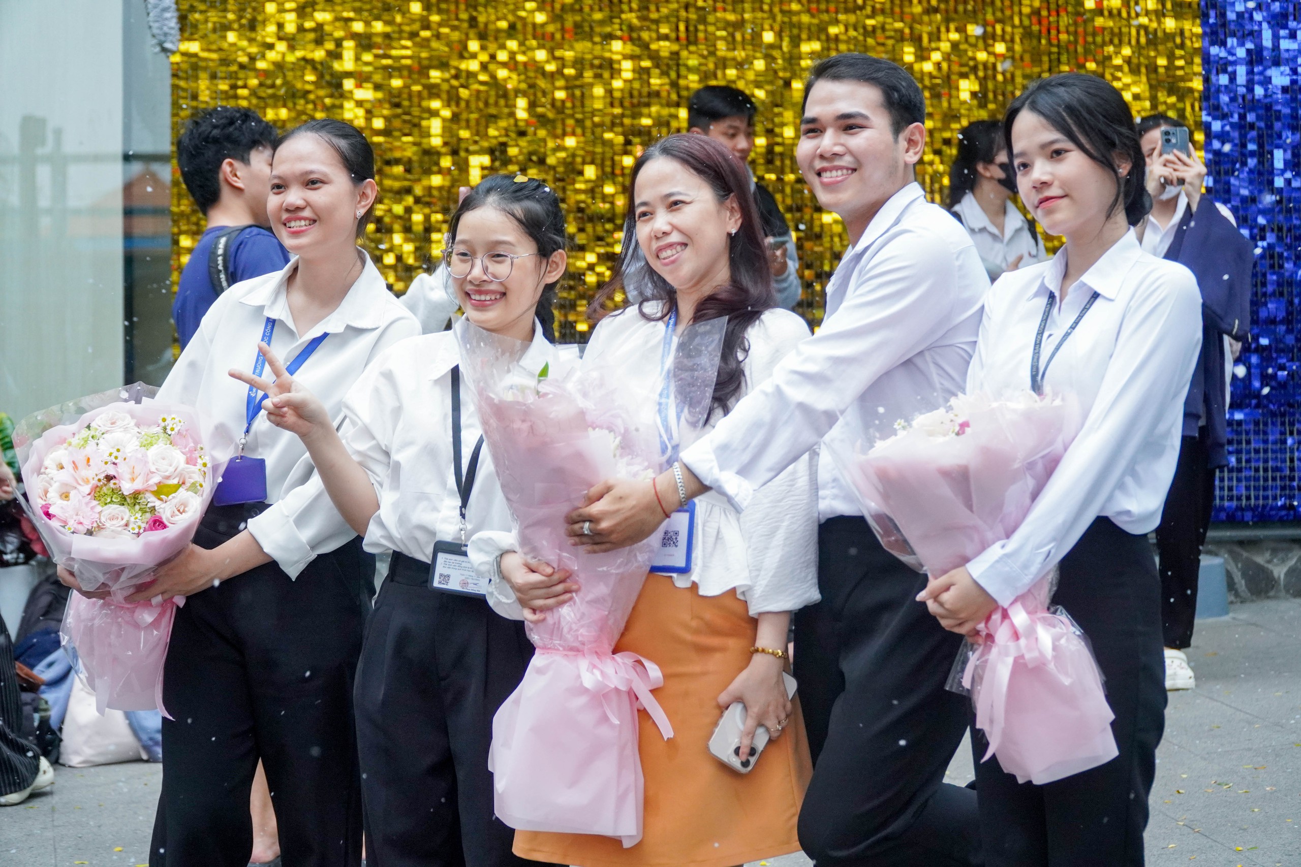 Vừa bảo vệ khóa luận xong, sinh viên ngỡ ngàng đón "tuyết rơi" giữa sân trường - Ảnh 2.