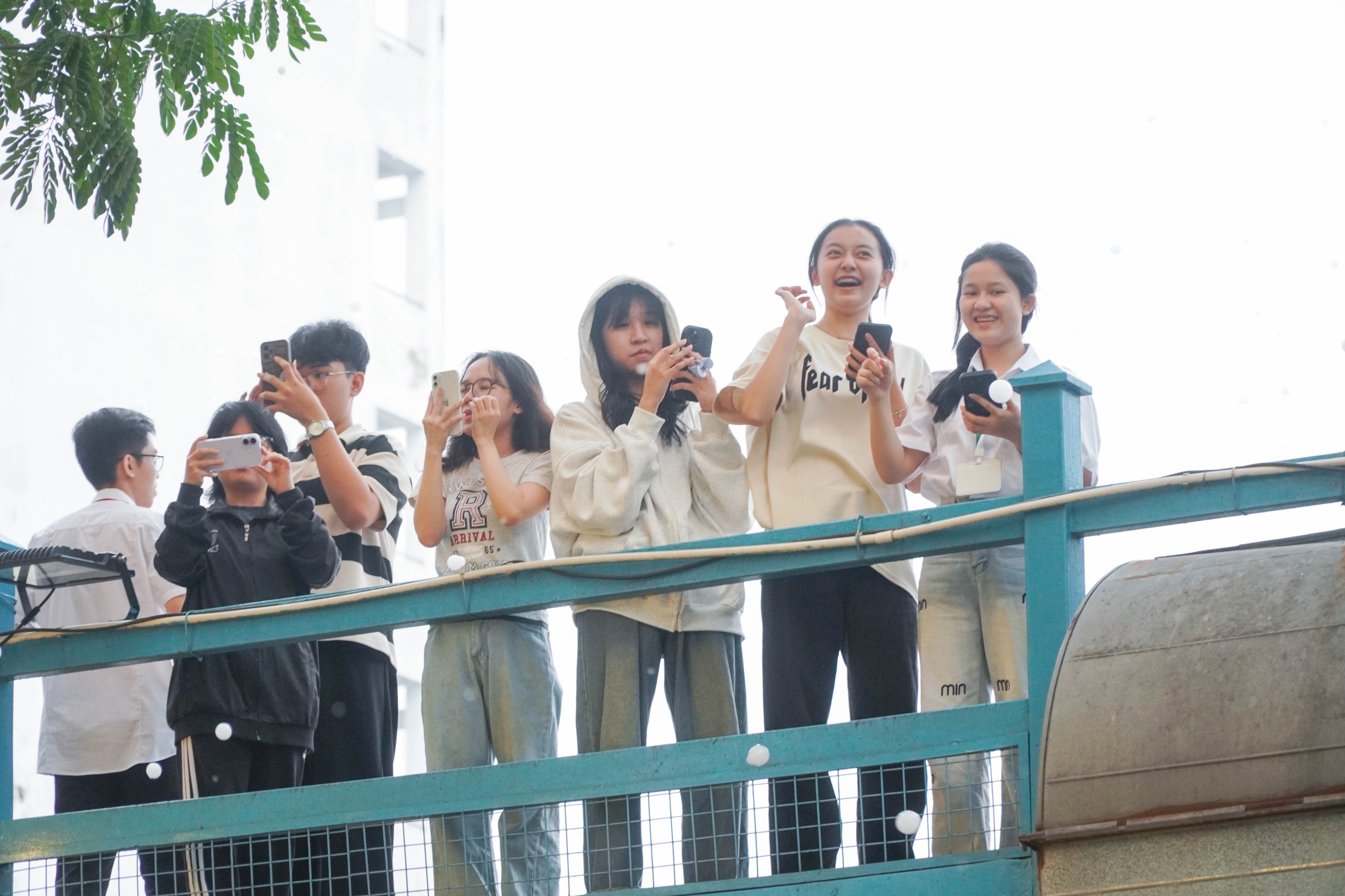 Vừa bảo vệ khóa luận xong, sinh viên ngỡ ngàng đón "tuyết rơi" giữa sân trường - Ảnh 8.