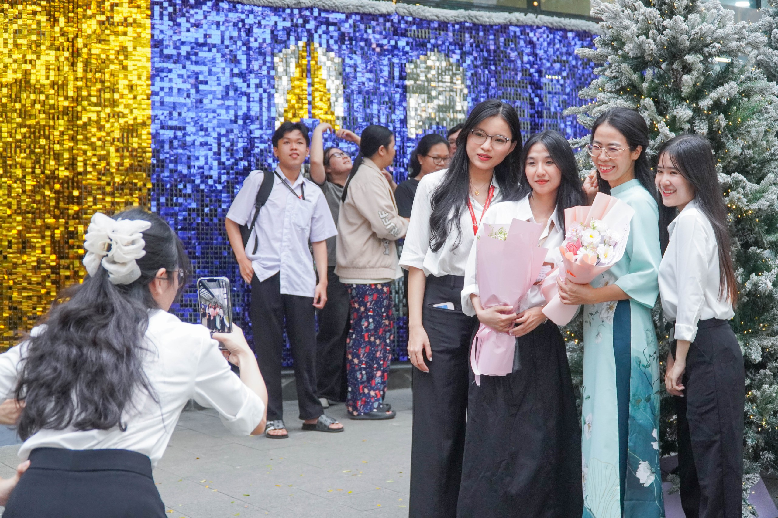 Vừa bảo vệ khóa luận xong, sinh viên ngỡ ngàng đón "tuyết rơi" giữa sân trường - Ảnh 1.