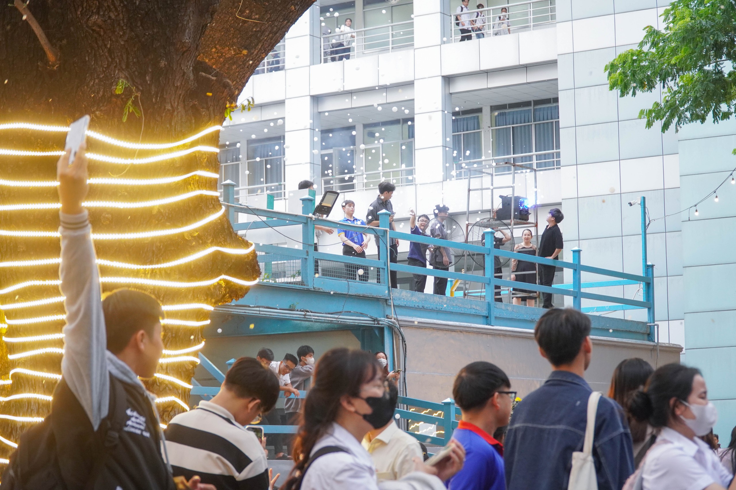 Vừa bảo vệ khóa luận xong, sinh viên ngỡ ngàng đón "tuyết rơi" giữa sân trường - Ảnh 6.