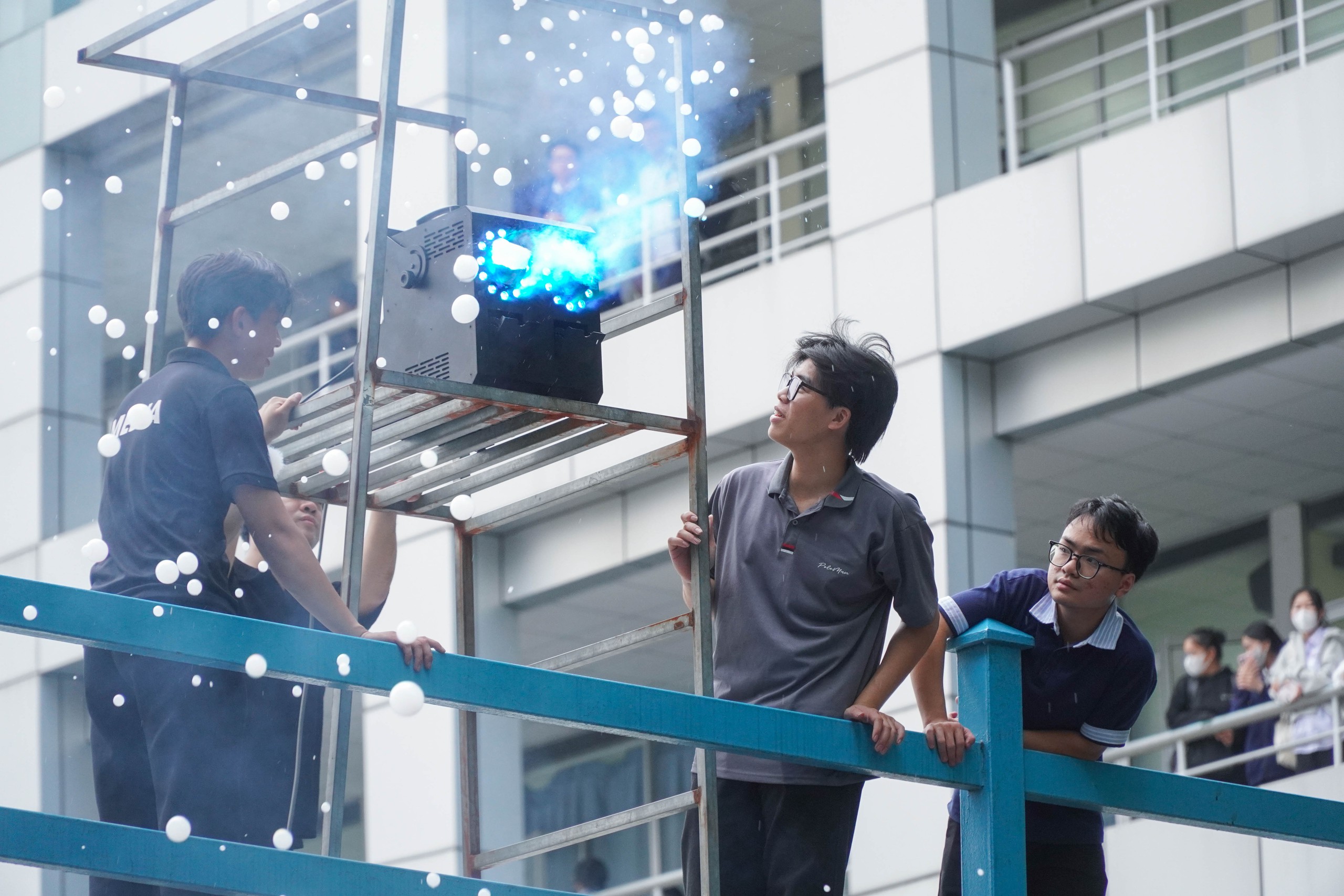 Vừa bảo vệ khóa luận xong, sinh viên ngỡ ngàng đón "tuyết rơi" giữa sân trường - Ảnh 7.
