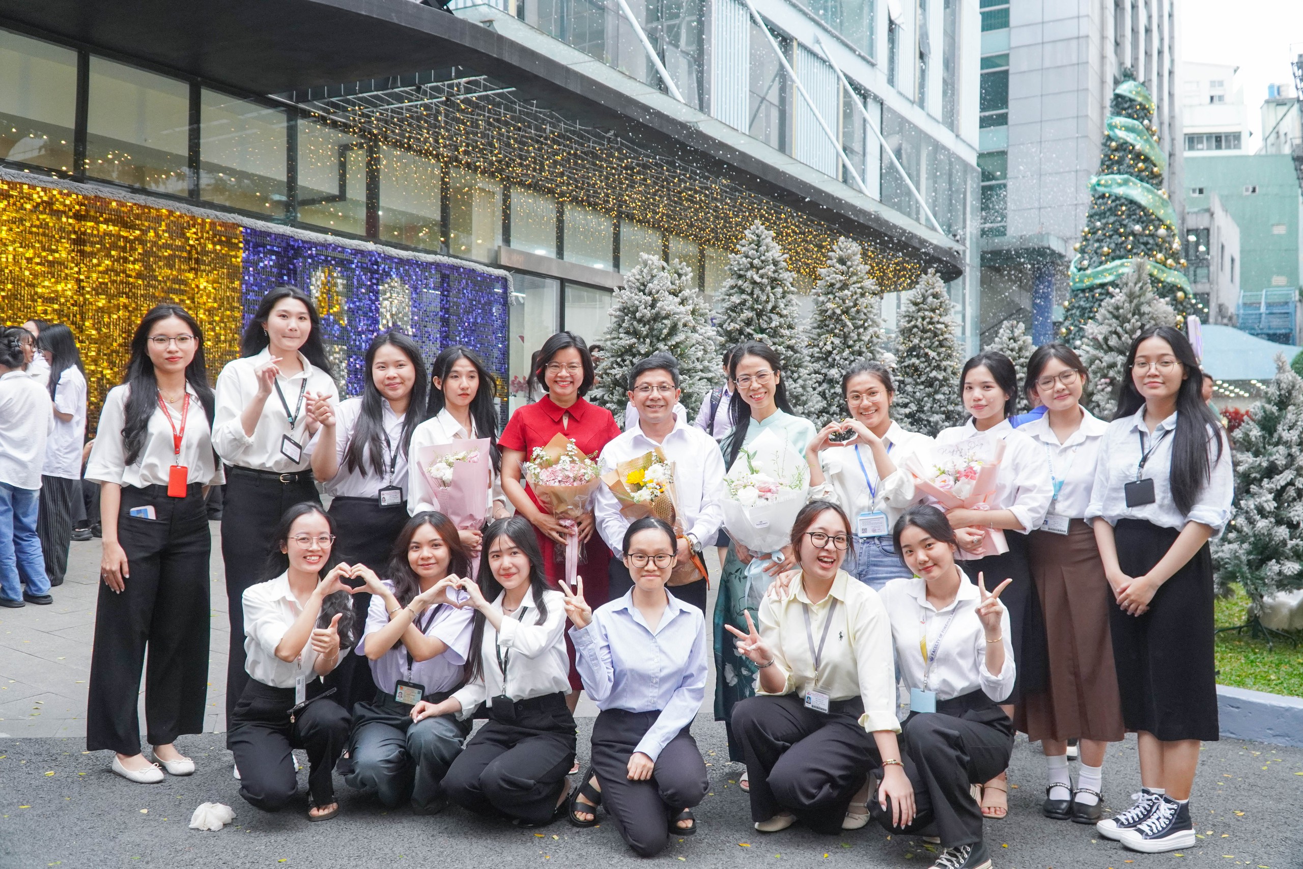 Vừa bảo vệ khóa luận xong, sinh viên ngỡ ngàng đón "tuyết rơi" giữa sân trường - Ảnh 3.