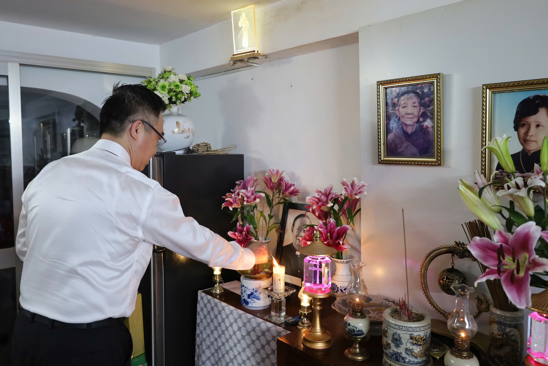 Lãnh đạo TPHCM thăm, chúc mừng Giáng sinh Dòng Mến Thánh Giá Chợ Lớn - Ảnh 3.