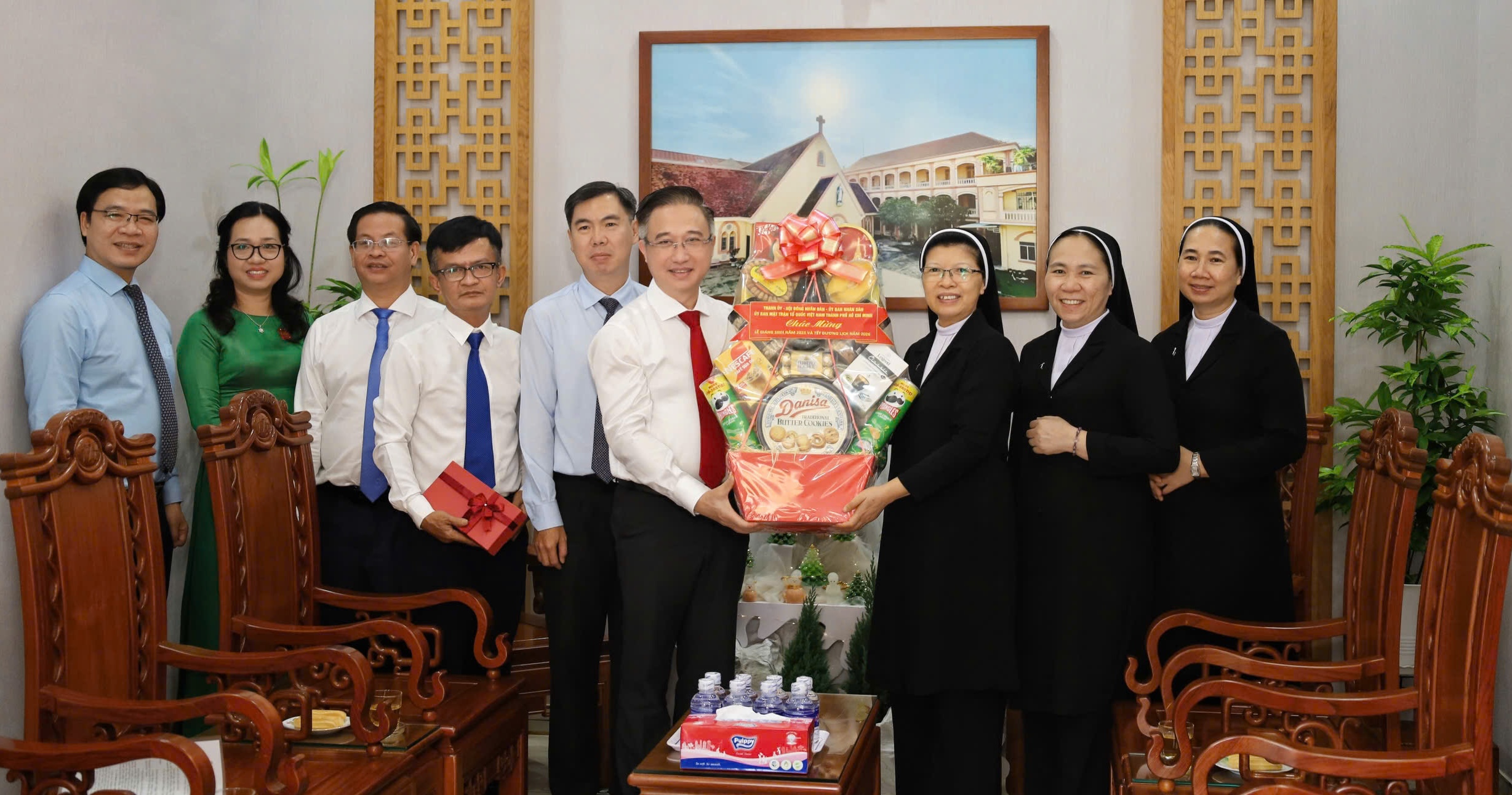 Lãnh đạo TPHCM thăm, chúc mừng Giáng sinh Dòng Mến Thánh Giá Chợ Lớn - Ảnh 2.