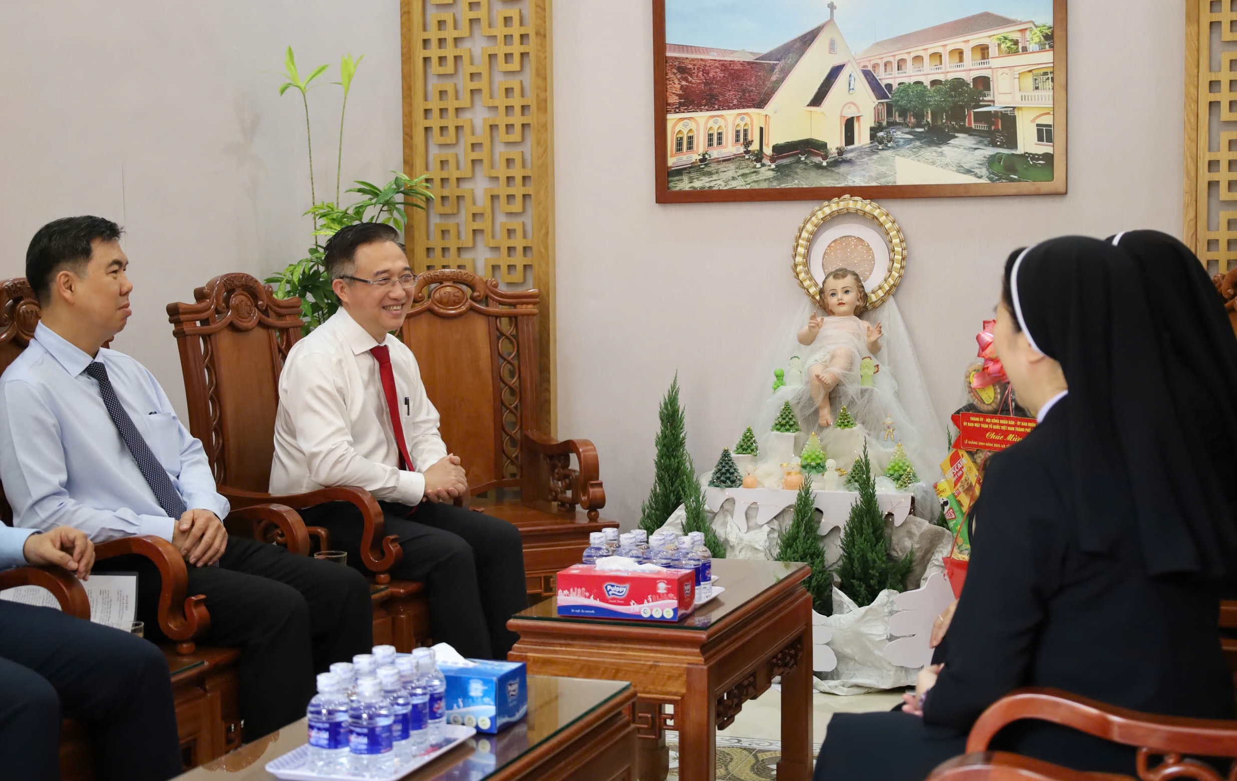 Lãnh đạo TPHCM thăm, chúc mừng Giáng sinh Dòng Mến Thánh Giá Chợ Lớn - Ảnh 1.