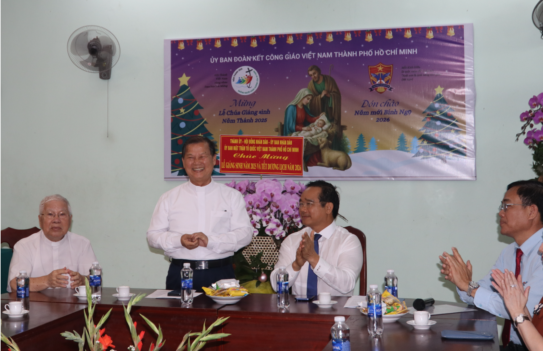 Chủ tịch UBND TPHCM thăm v&agrave; ch&uacute;c mừng Gi&aacute;ng sinh Ủy ban Đo&agrave;n kết C&ocirc;ng gi&aacute;o Việt Nam TPHCM - Ảnh 2.